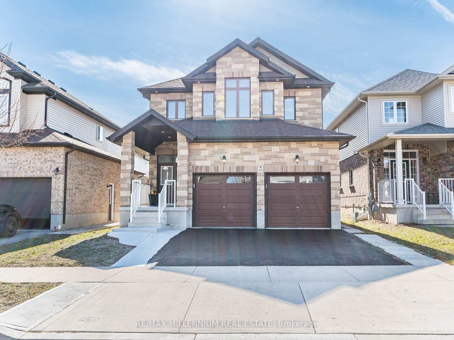 Photo 3 of 225 Watervale Crescent, Kitchener — HOMEH