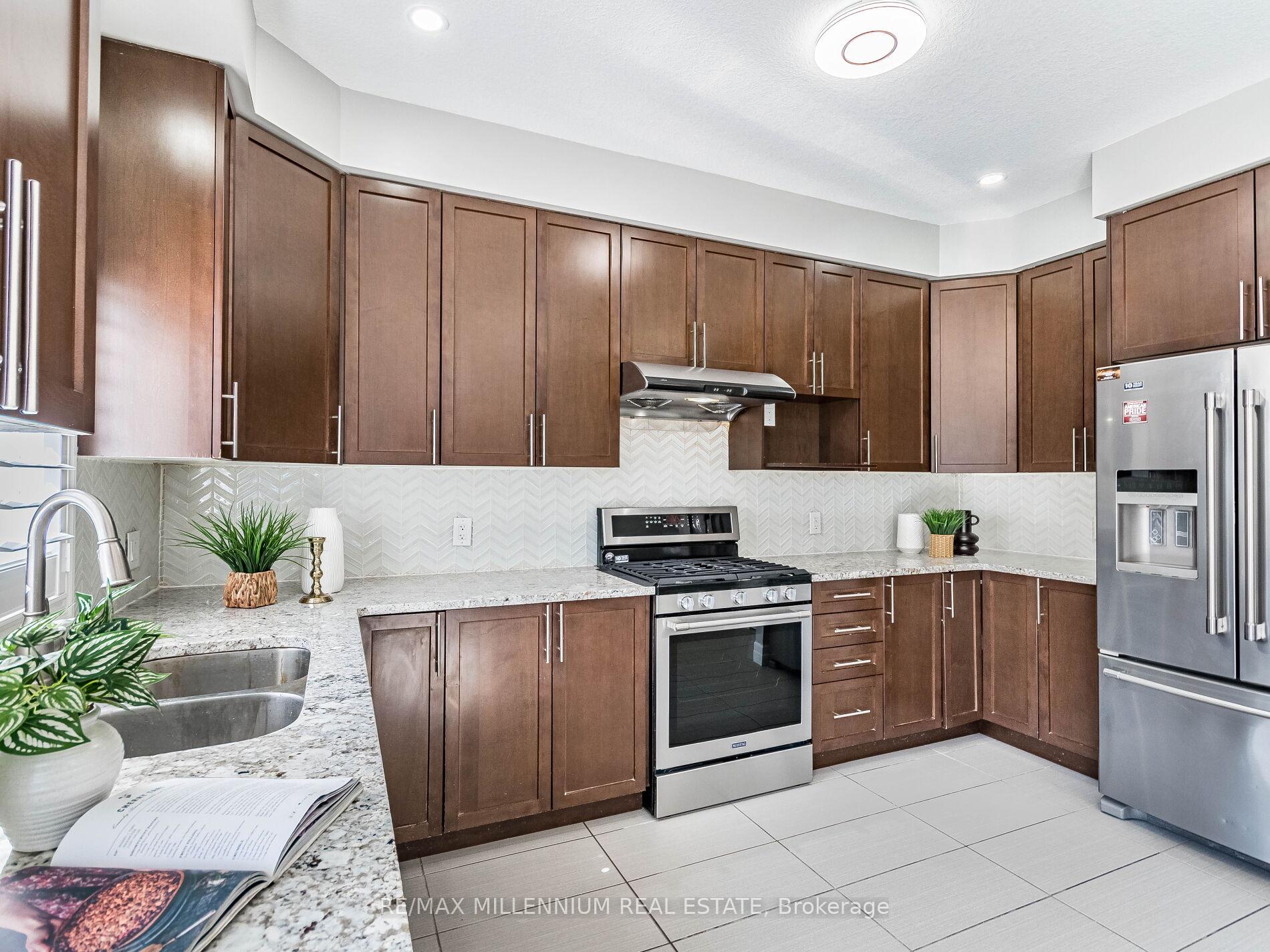 Photo 11 of 225 Watervale Crescent, Kitchener — HOMEH