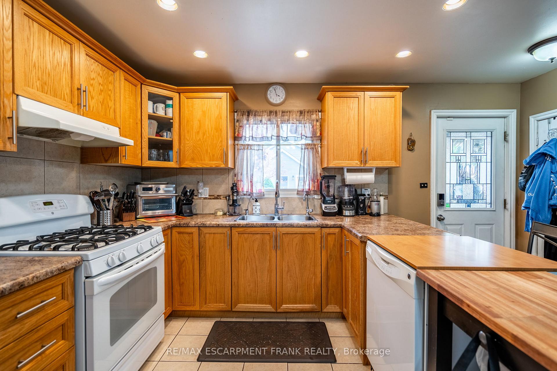 Photo 13 of 12 Rossmore Avenue, Hamilton, Kirkendall — HOMEH