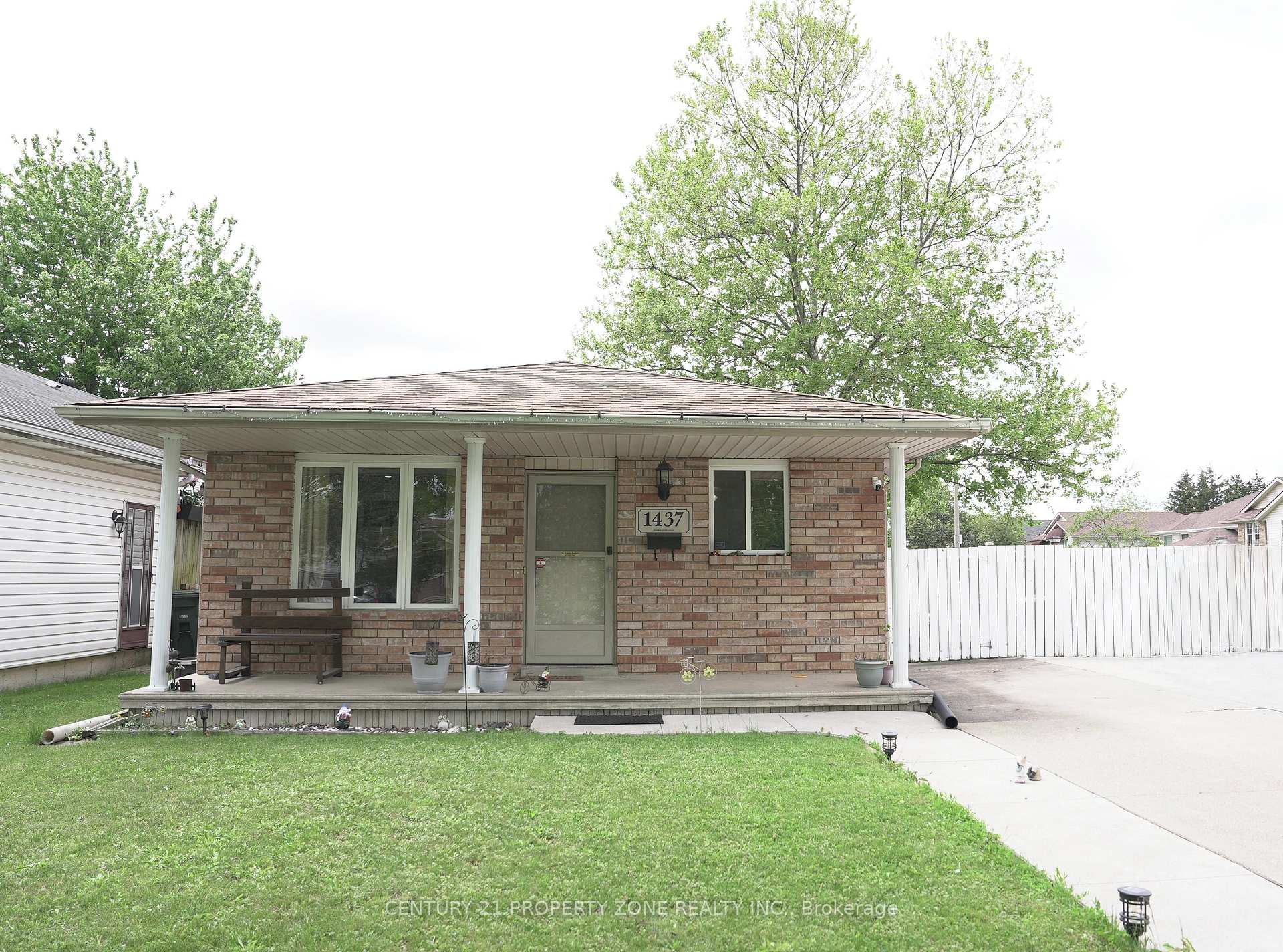 Front of 1437 Hansen Crescent W