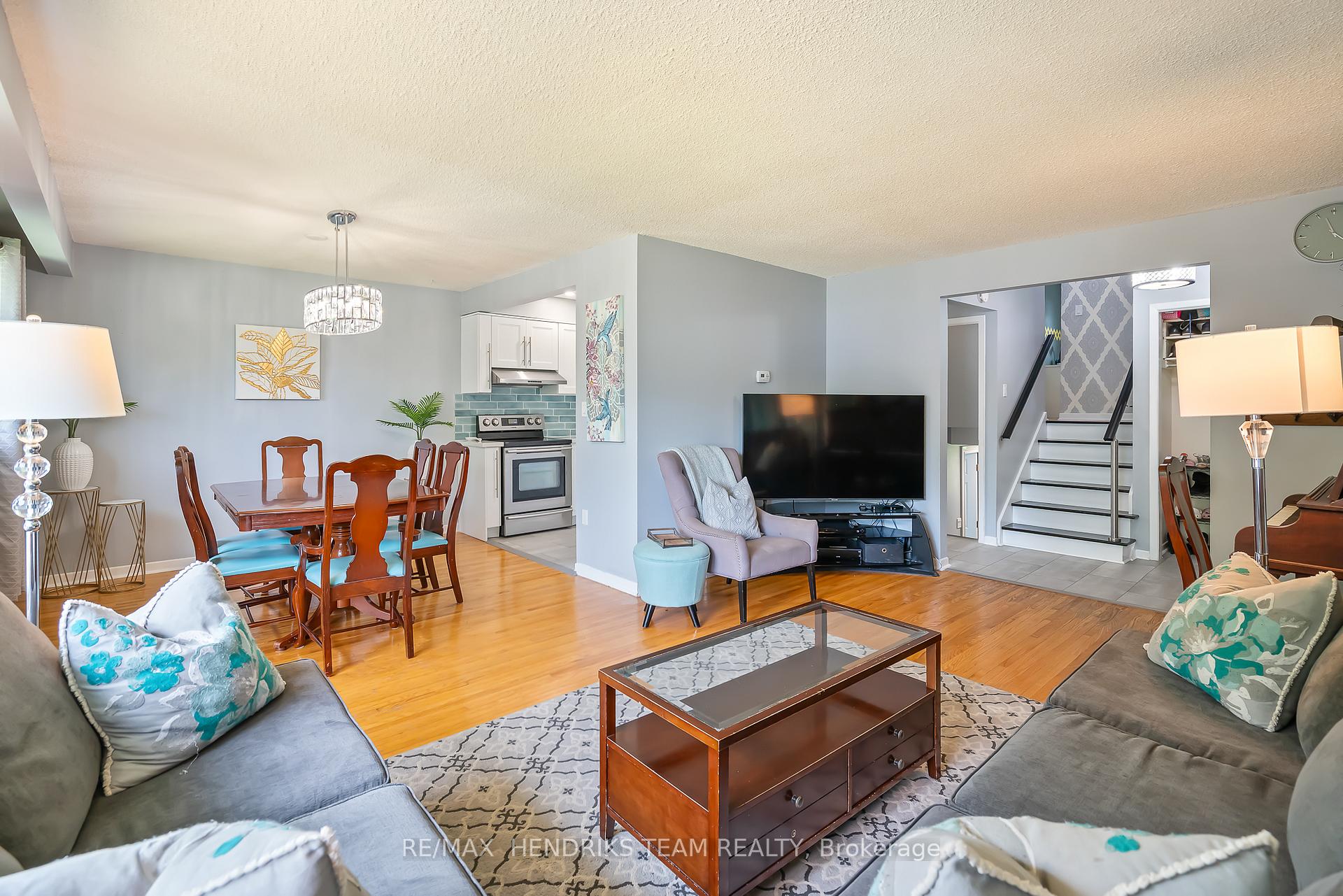 Photo 4 of 52 Bendingroad Crescent, St. Catharines, Lakeport — HOMEH