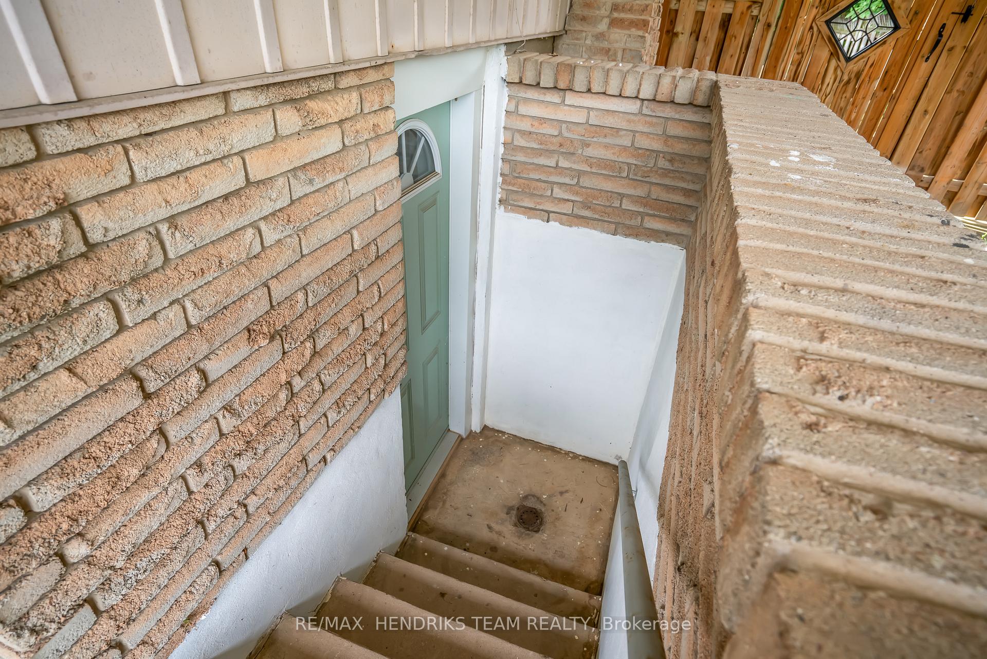 Photo 23 of 52 Bendingroad Crescent, St. Catharines, Lakeport — HOMEH