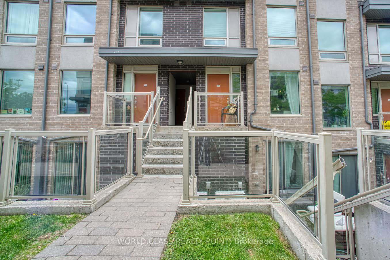 Front of Unit 221, 7 Applewood Lane E