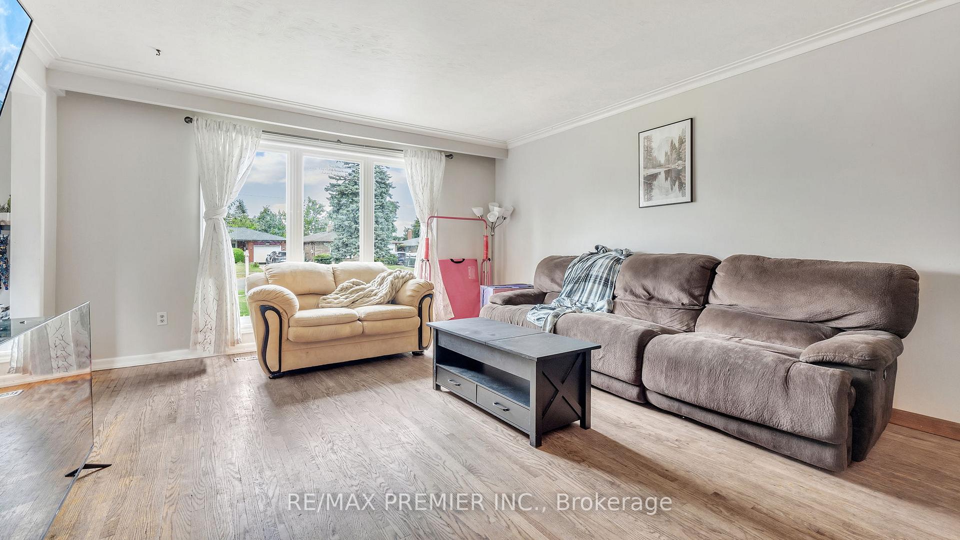 Photo 6 of 437 Adelaide Avenue E, Oshawa, O'Neill — HOMEH