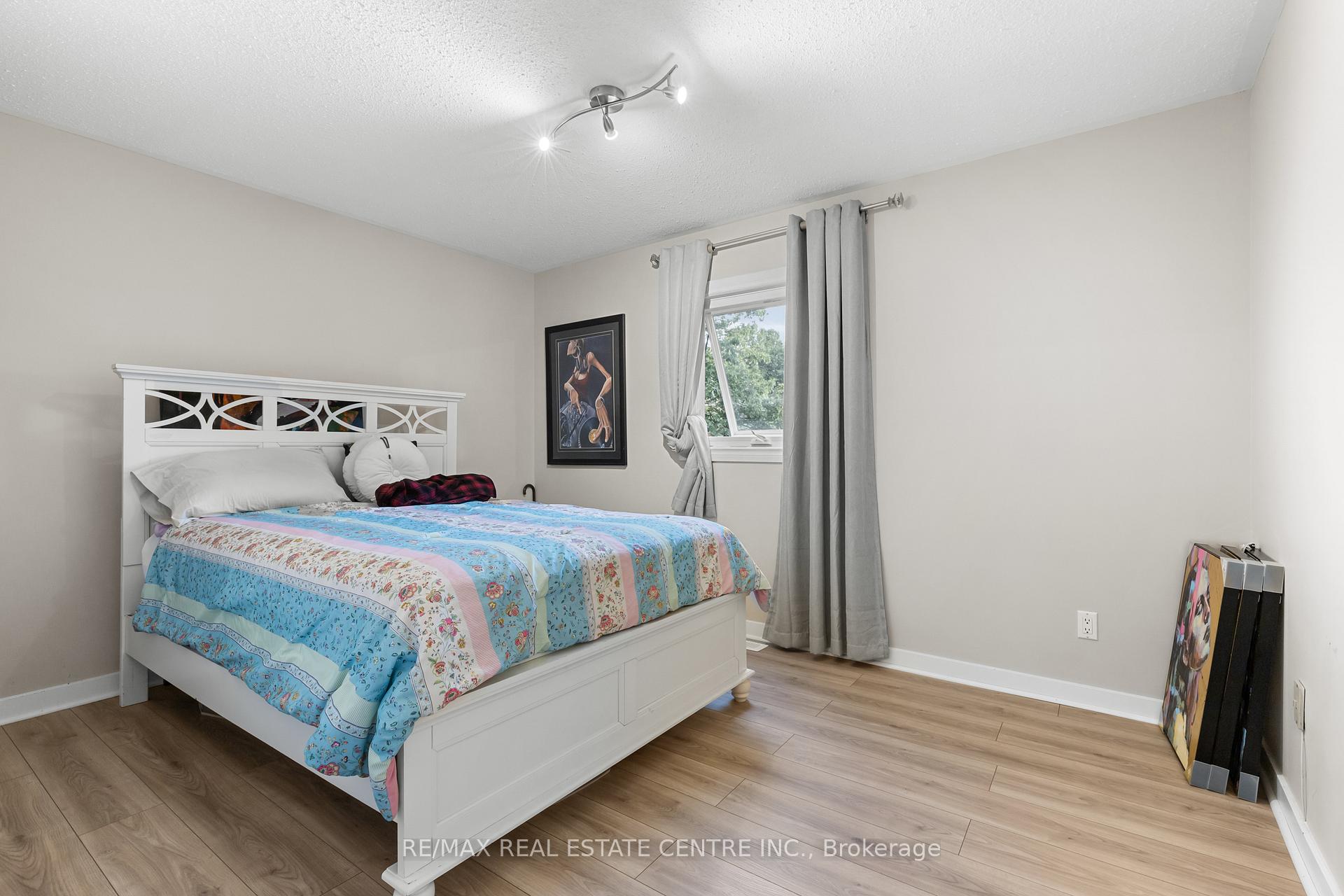 Photo 8 of 208 Central Avenue, Grimsby, Grimsby East — HOMEH