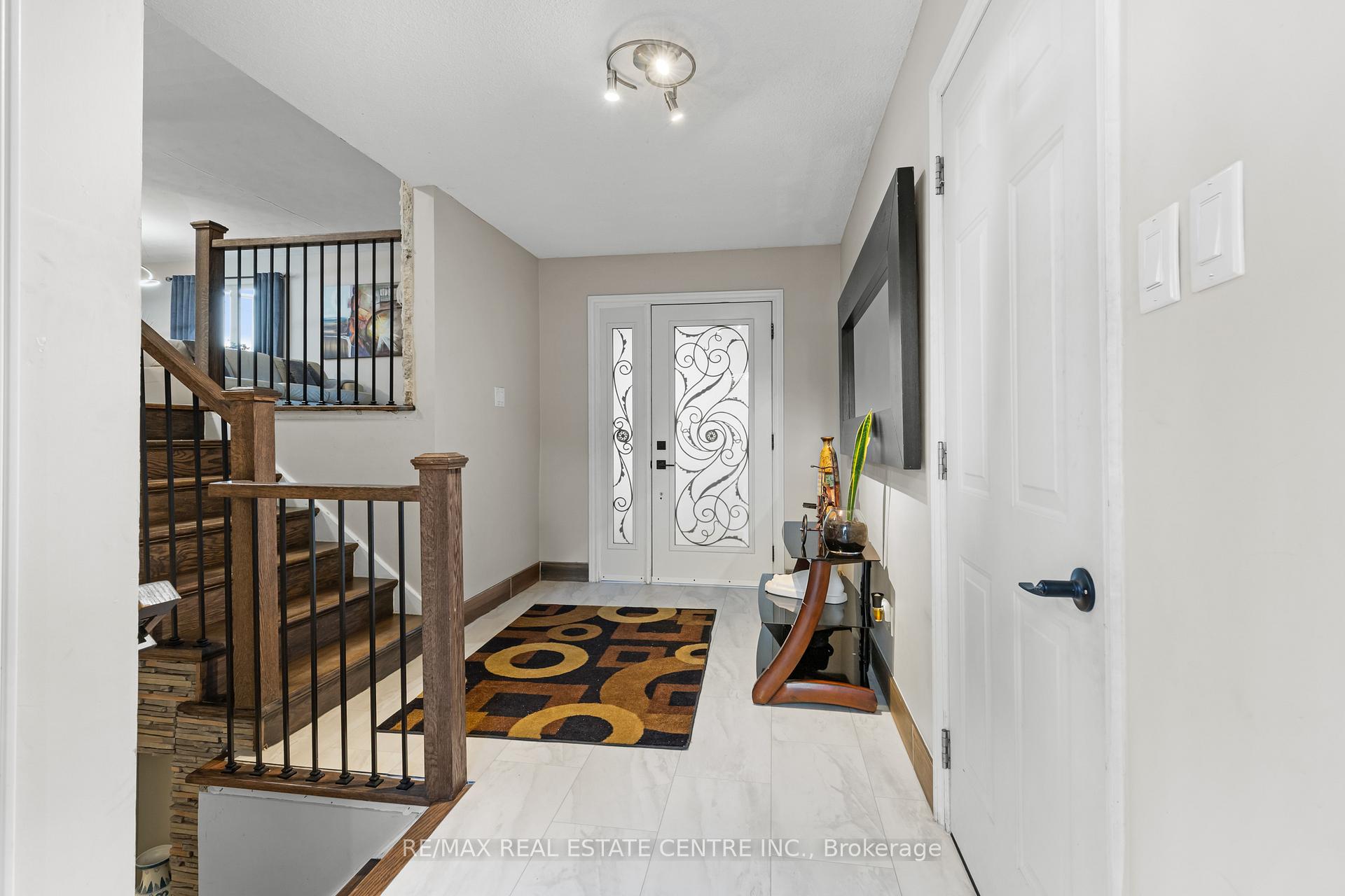 Photo 10 of 208 Central Avenue, Grimsby, Grimsby East — HOMEH