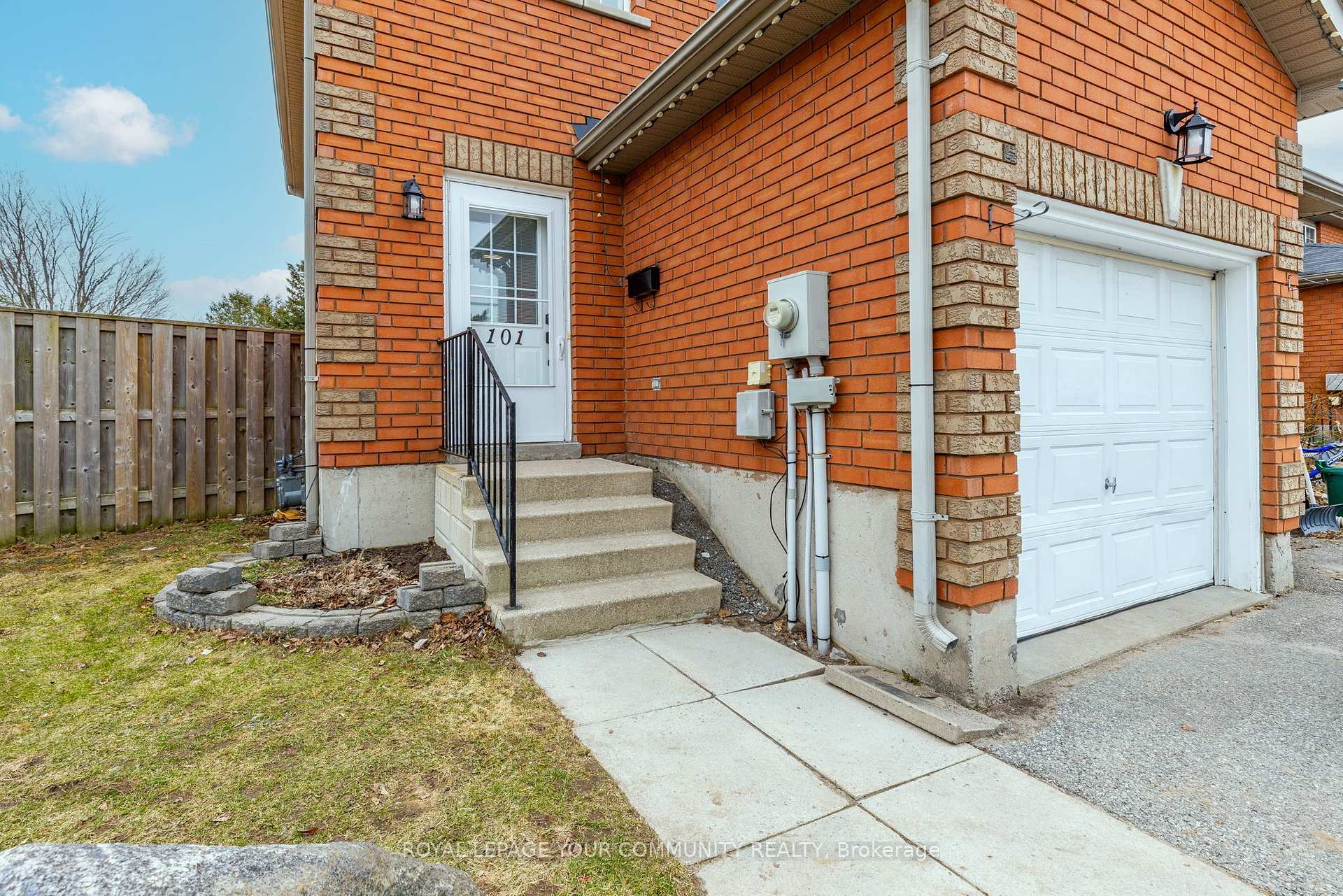 Photo 2 of 101 Black Cherry Crescent, Barrie, Holly — HOMEH