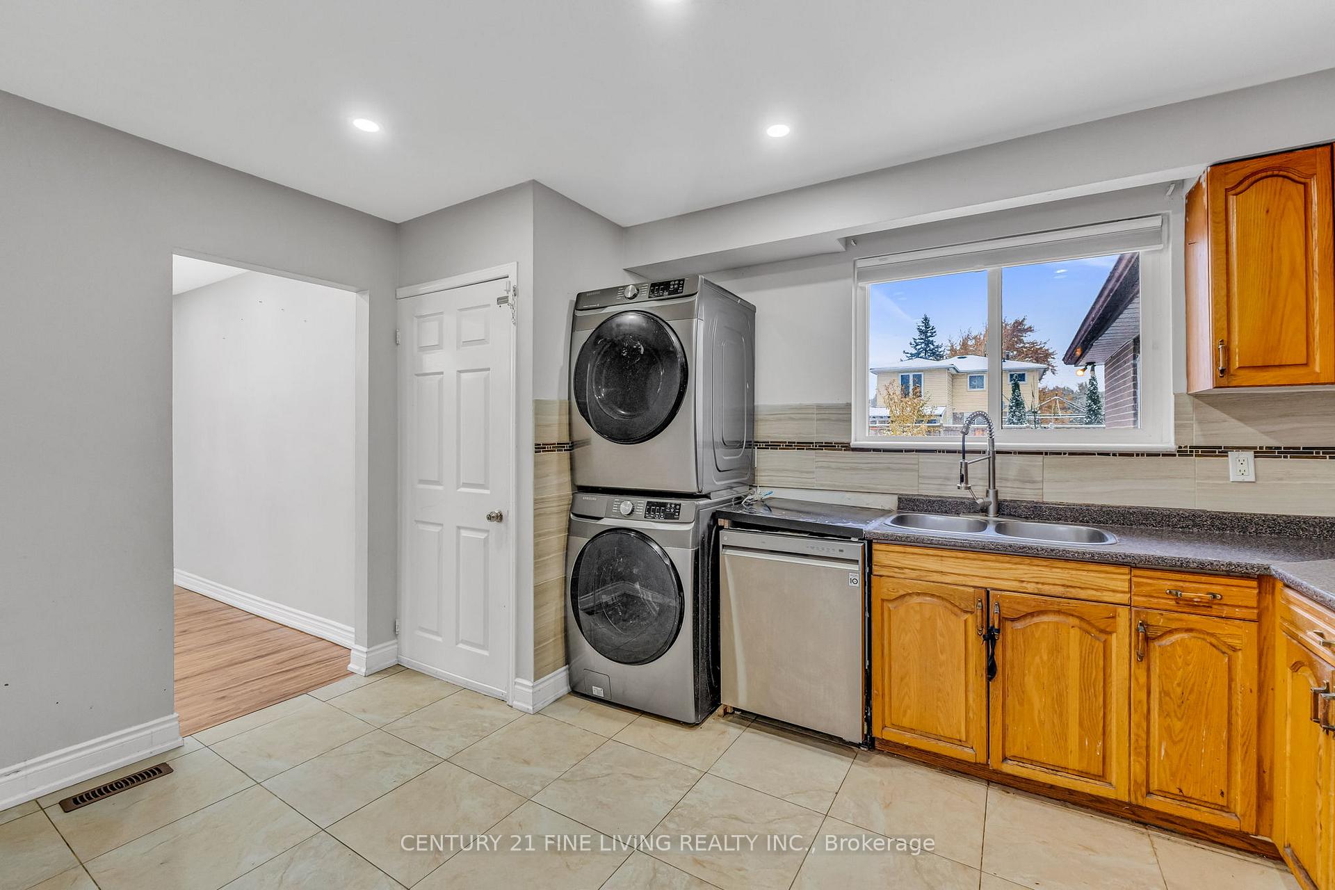 Photo 13 of 191 Folkstone Crescent, Brampton, Southgate — HOMEH