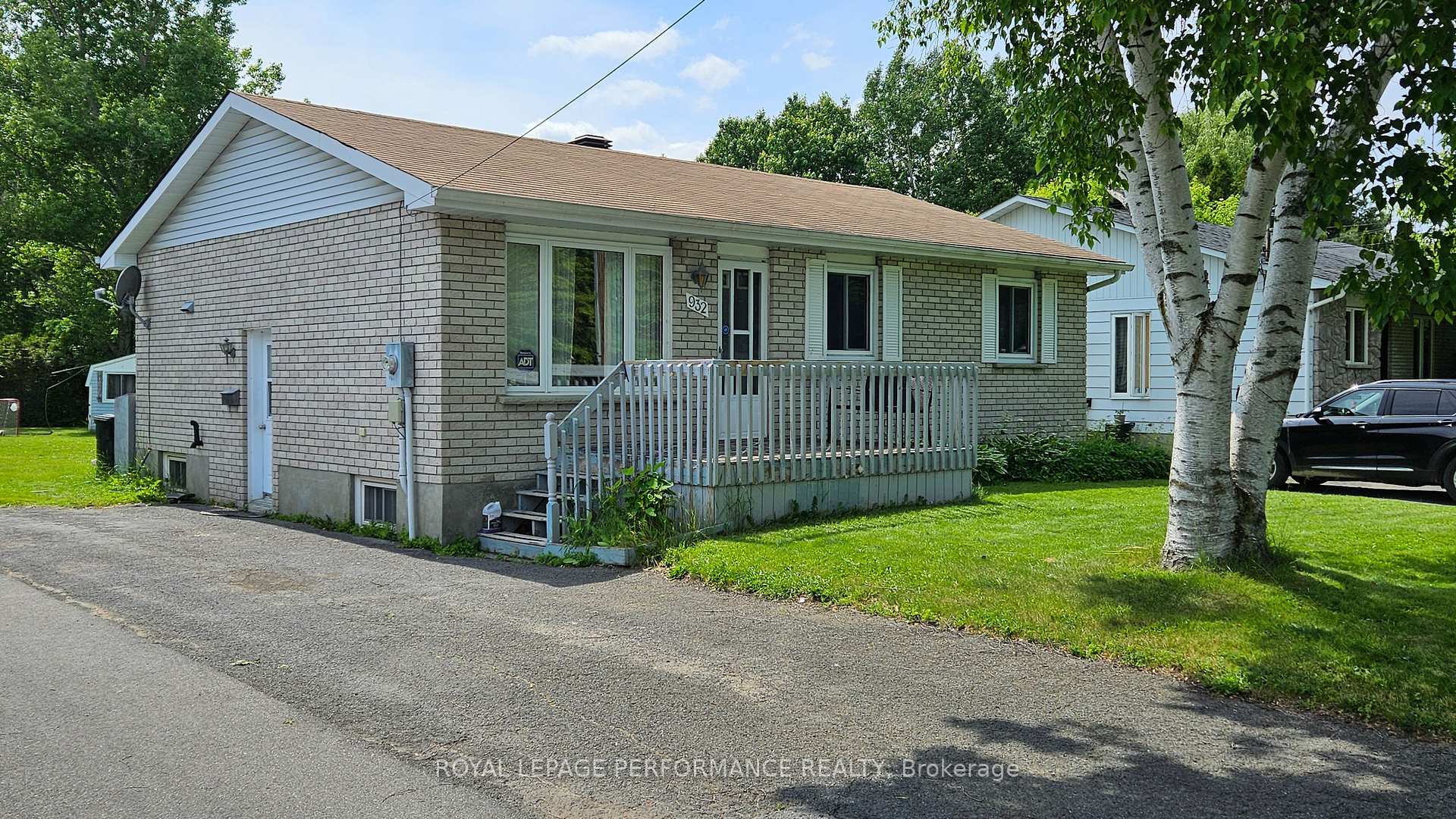 Photo 3 of 932 Laflin Avenue E, Cornwall — HOMEH