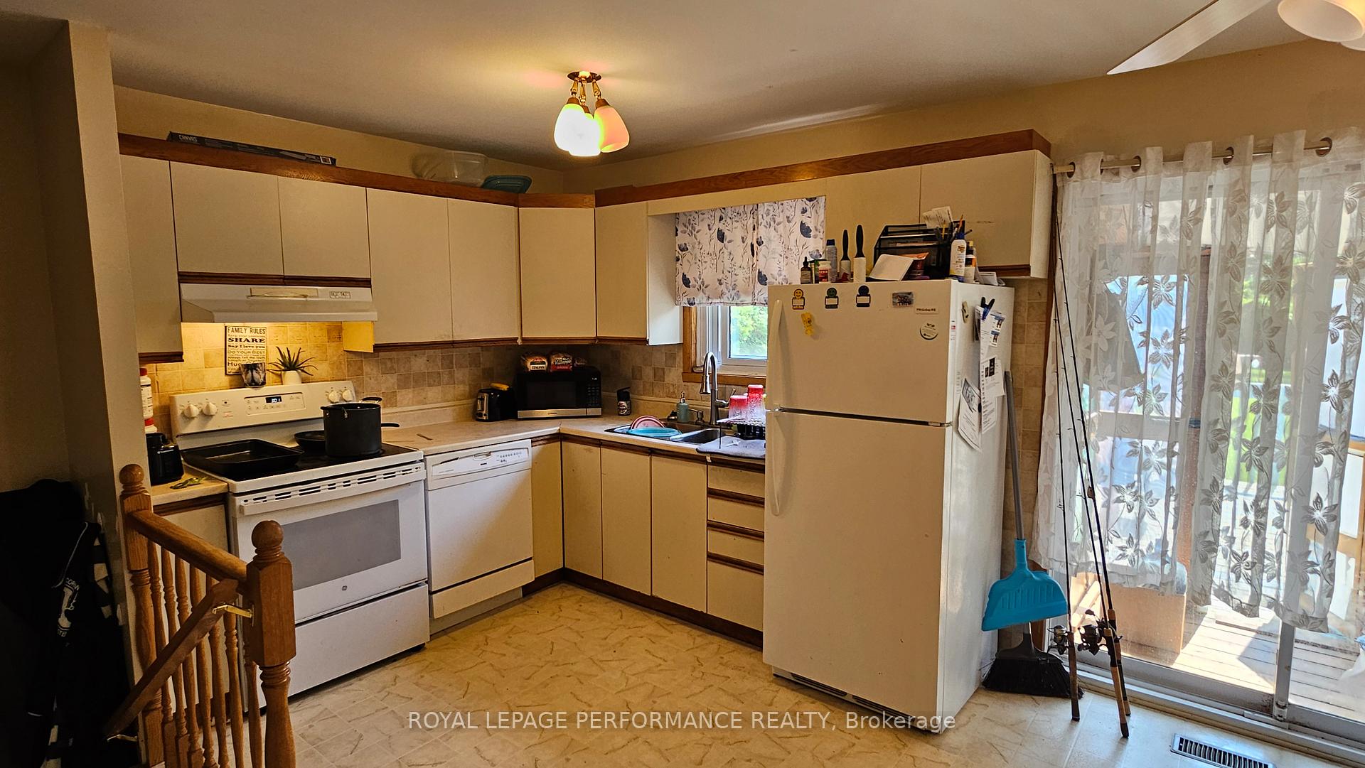 Photo 8 of 932 Laflin Avenue E, Cornwall — HOMEH