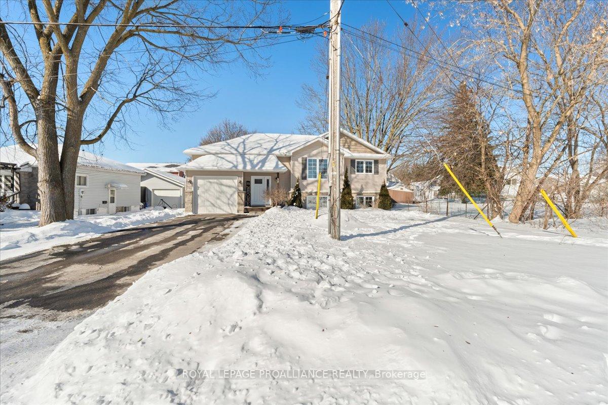 Photo 2 of 20 Bongard Crescent, Belleville, Belleville Ward — HOMEH
