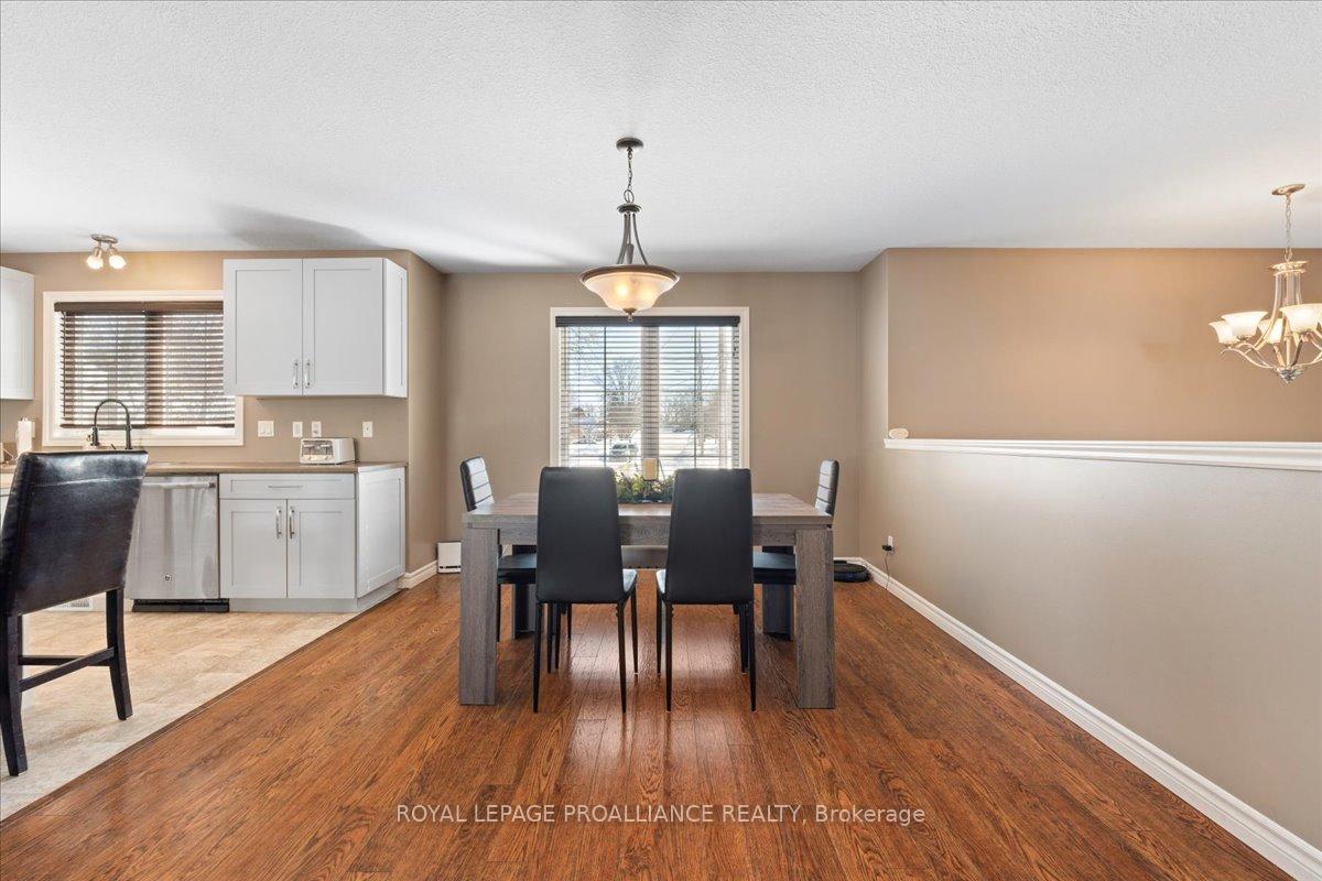 Photo 10 of 20 Bongard Crescent, Belleville, Belleville Ward — HOMEH