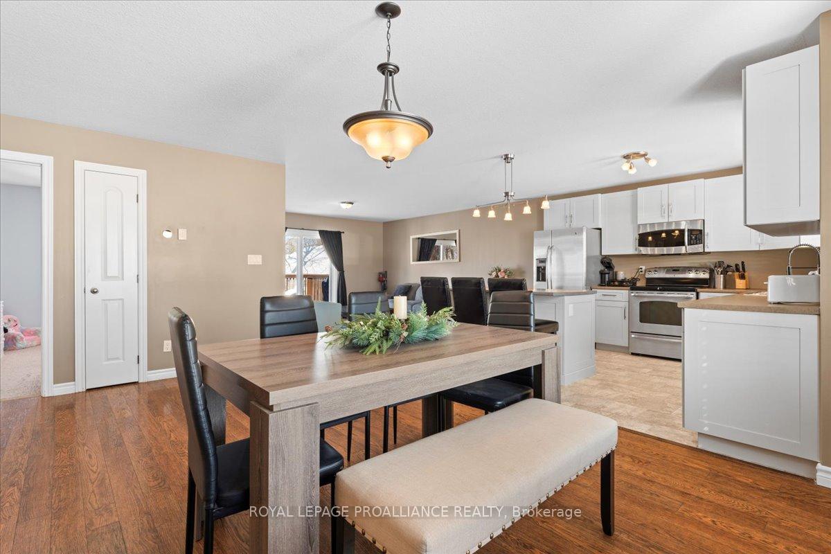 Photo 12 of 20 Bongard Crescent, Belleville, Belleville Ward — HOMEH