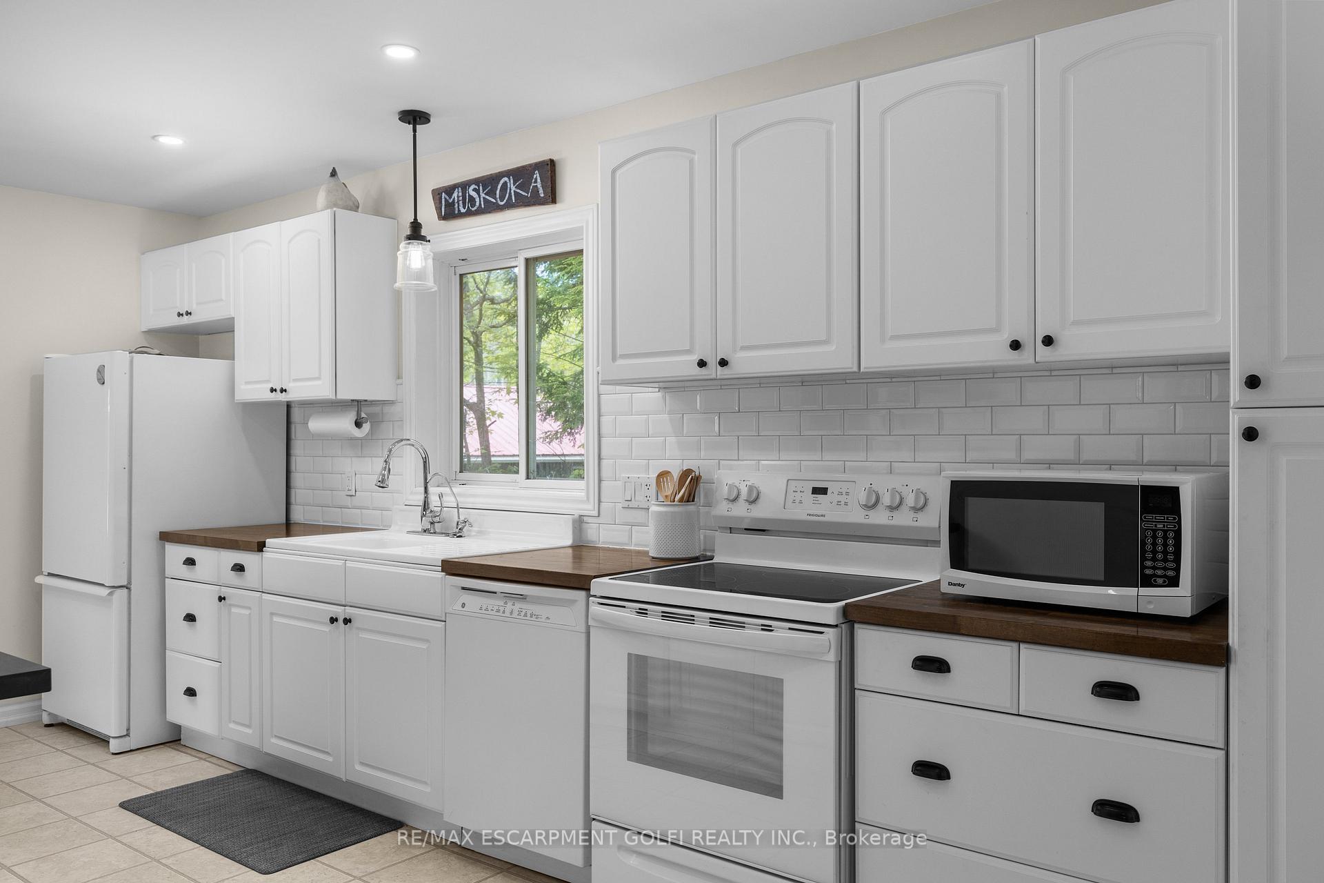 Photo 3 of Unit 3, 1166 North Shore Drive, Gravenhurst, Muskoka (S) — HOMEH