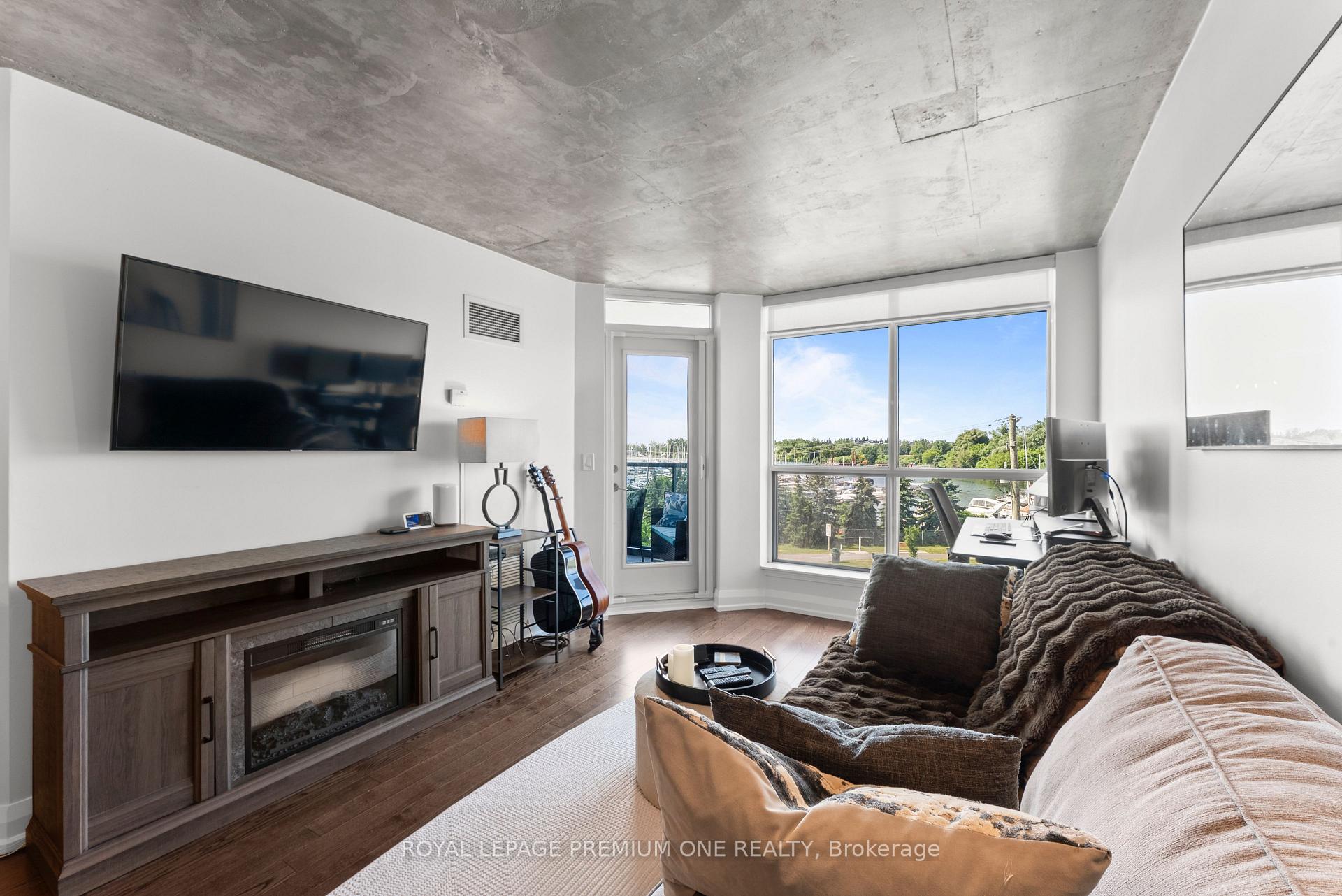 Front of Unit 311, 340 Watson Street W