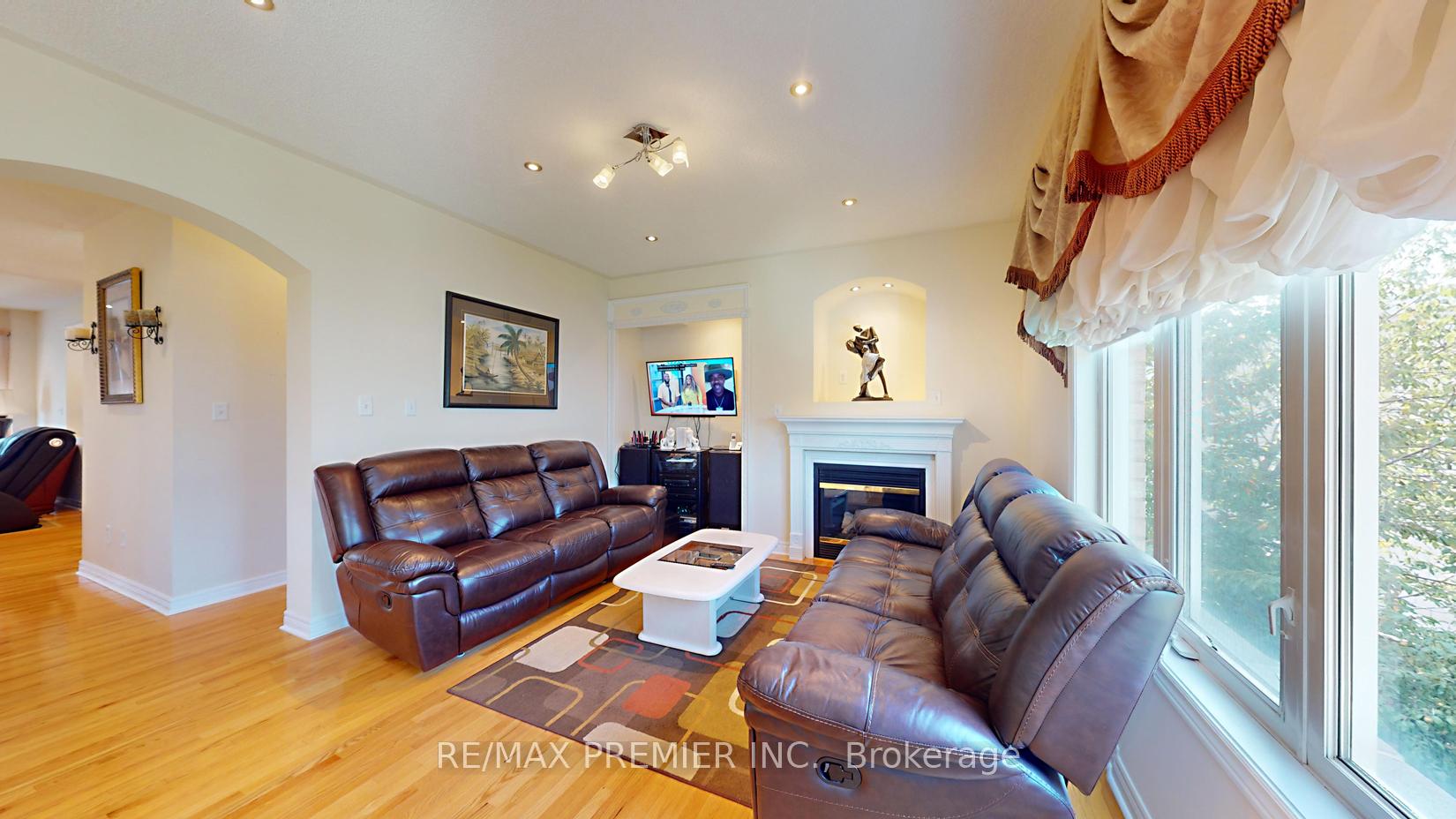 Photo 2 of 62 Sedgeway Heights, Vaughan, Vellore Village — HOMEH