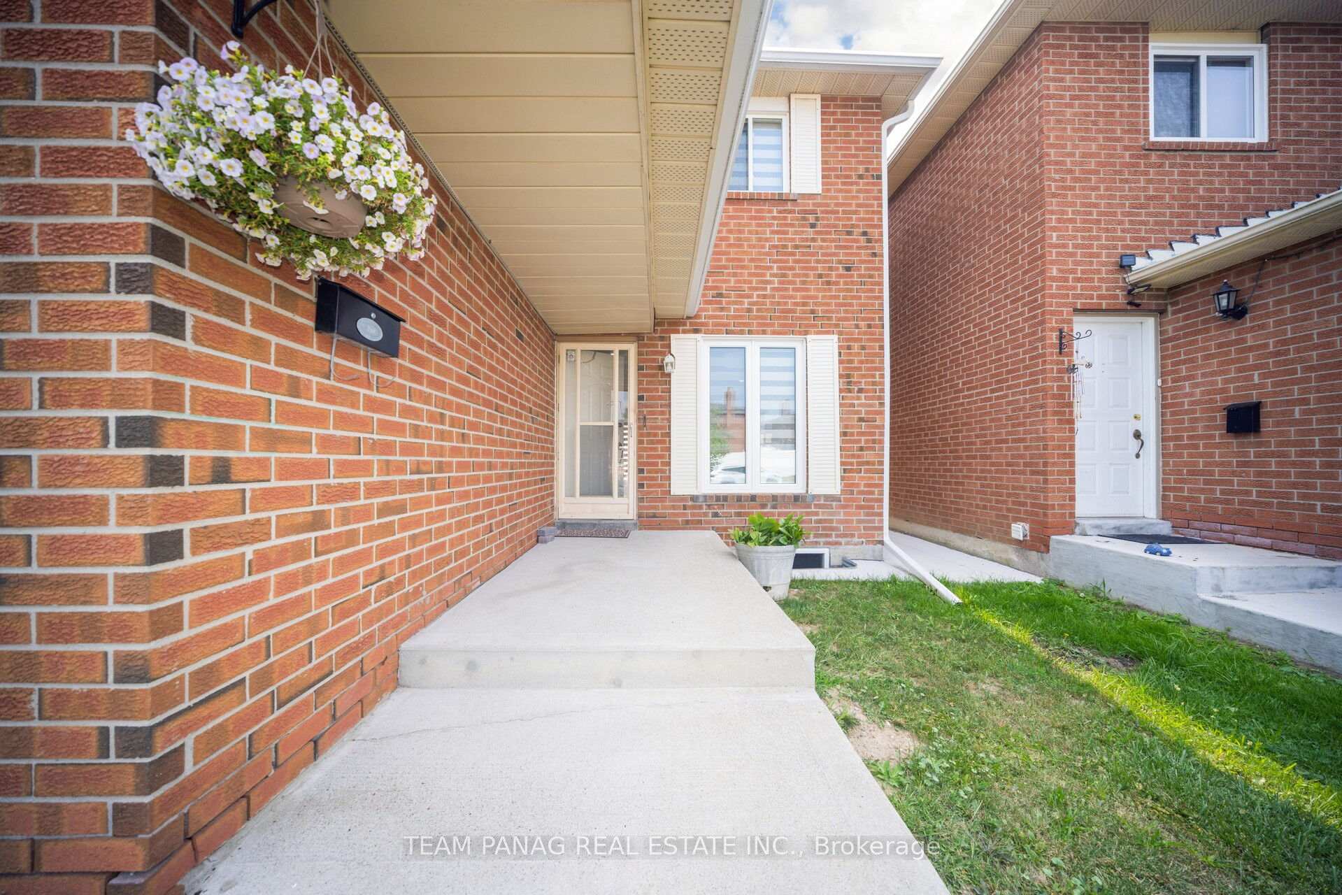 Photo 3 of 2 Trewartha Crescent, Brampton, Heart Lake West — HOMEH