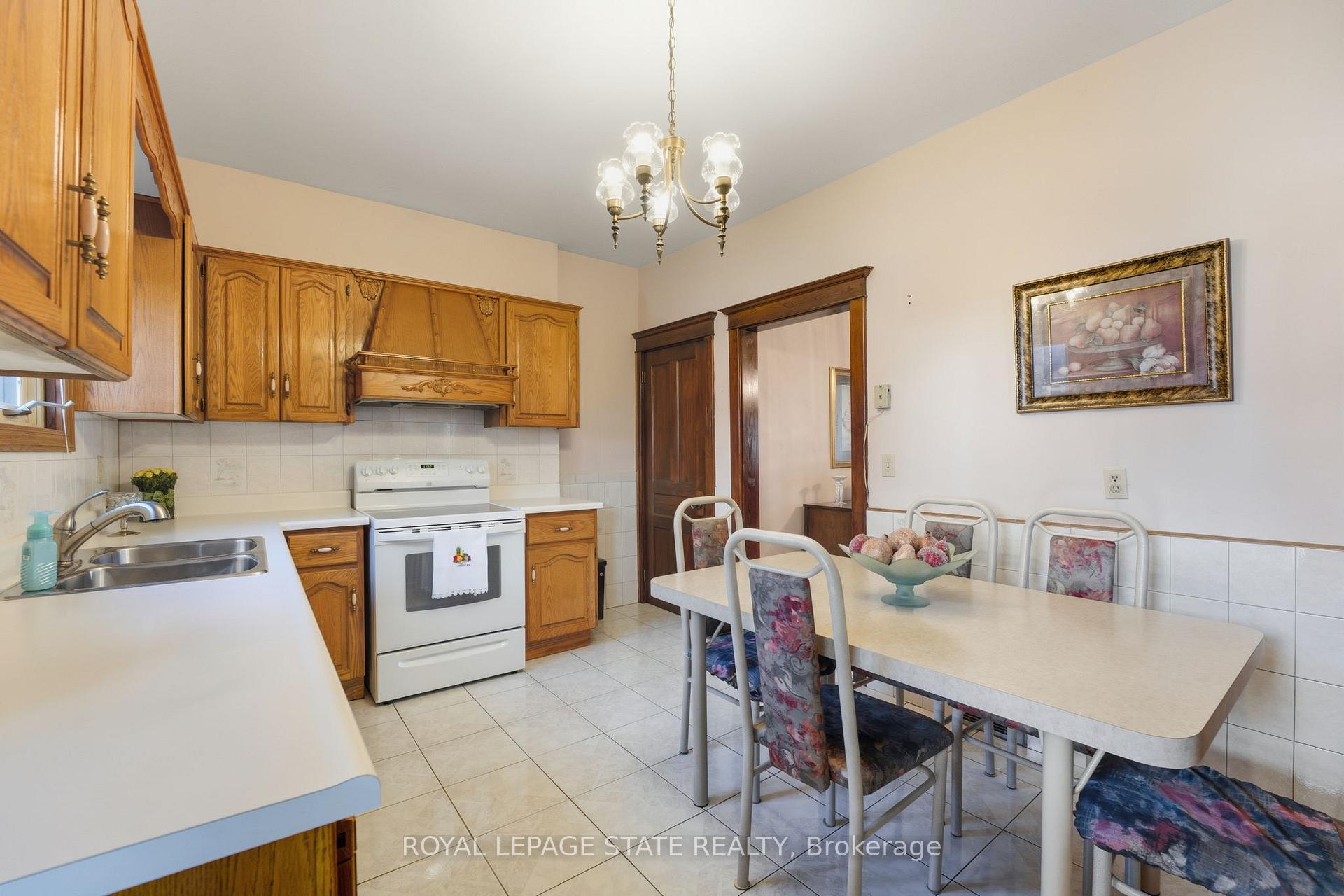 Photo 11 of 411 Catharine Street N, Hamilton, North End — HOMEH