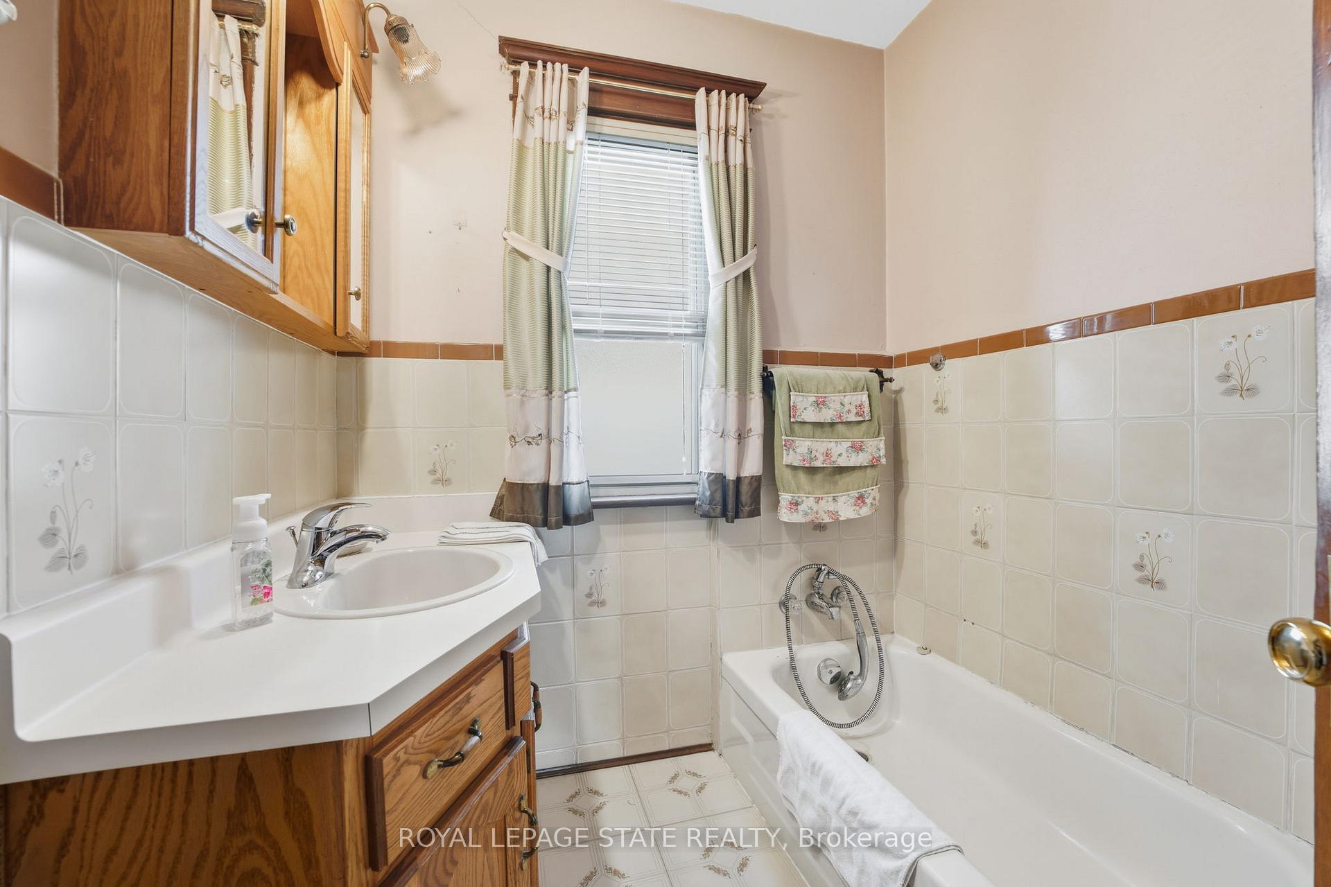 Photo 14 of 411 Catharine Street N, Hamilton, North End — HOMEH