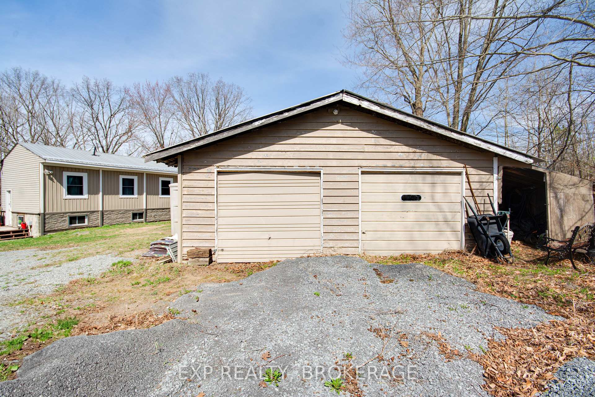 Photo 2 of 2624 Green Bay Road, Frontenac, Frontenac South — HOMEH
