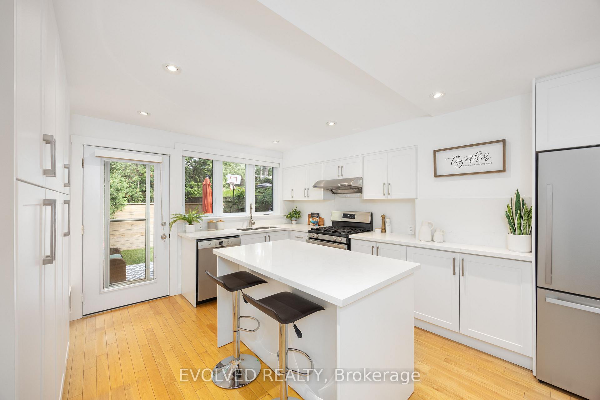 Photo 9 of 123 Kenilworth Avenue, Toronto, The Beaches — HOMEH