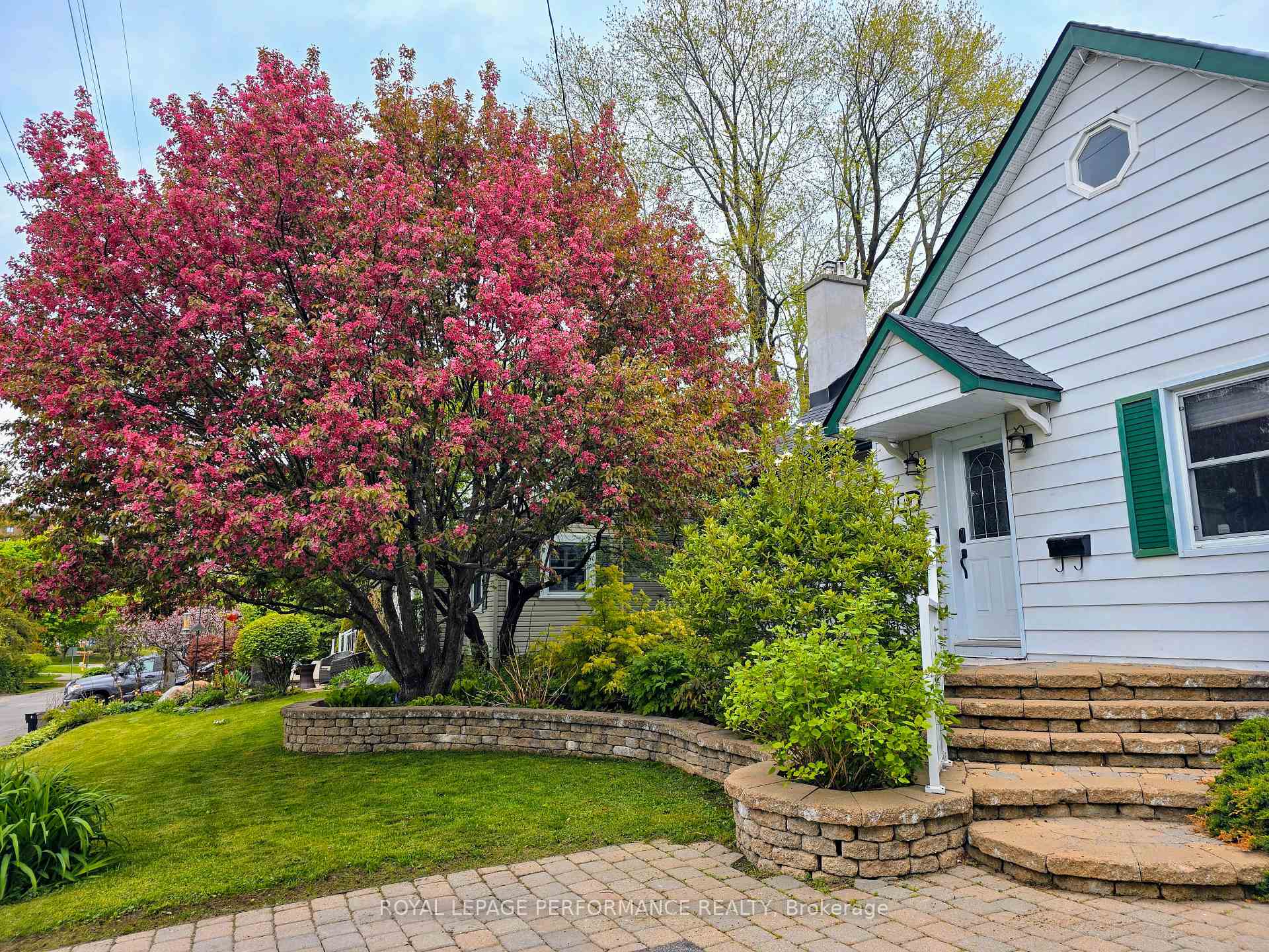 Photo 2 of 429 Hartleigh Avenue, Ottawa, Woodroffe — HOMEH