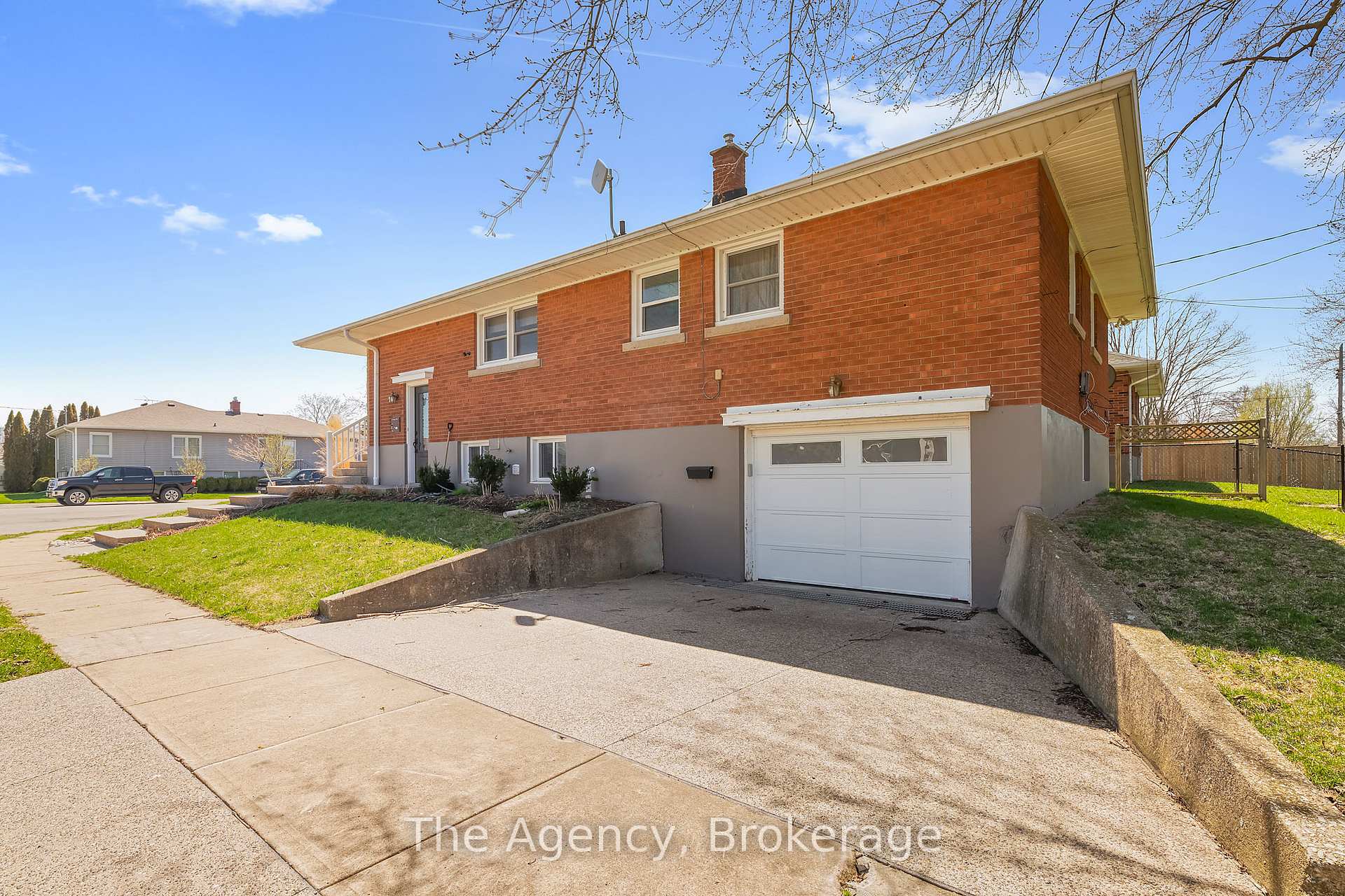 Photo 3 of 70 South Crescent, Port Colborne, Sugarloaf — HOMEH