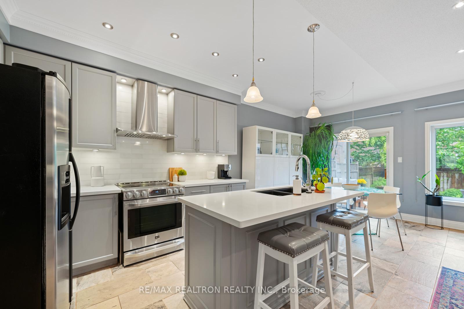 Photo 5 of 57 Lander Crescent, Vaughan, Patterson — HOMEH