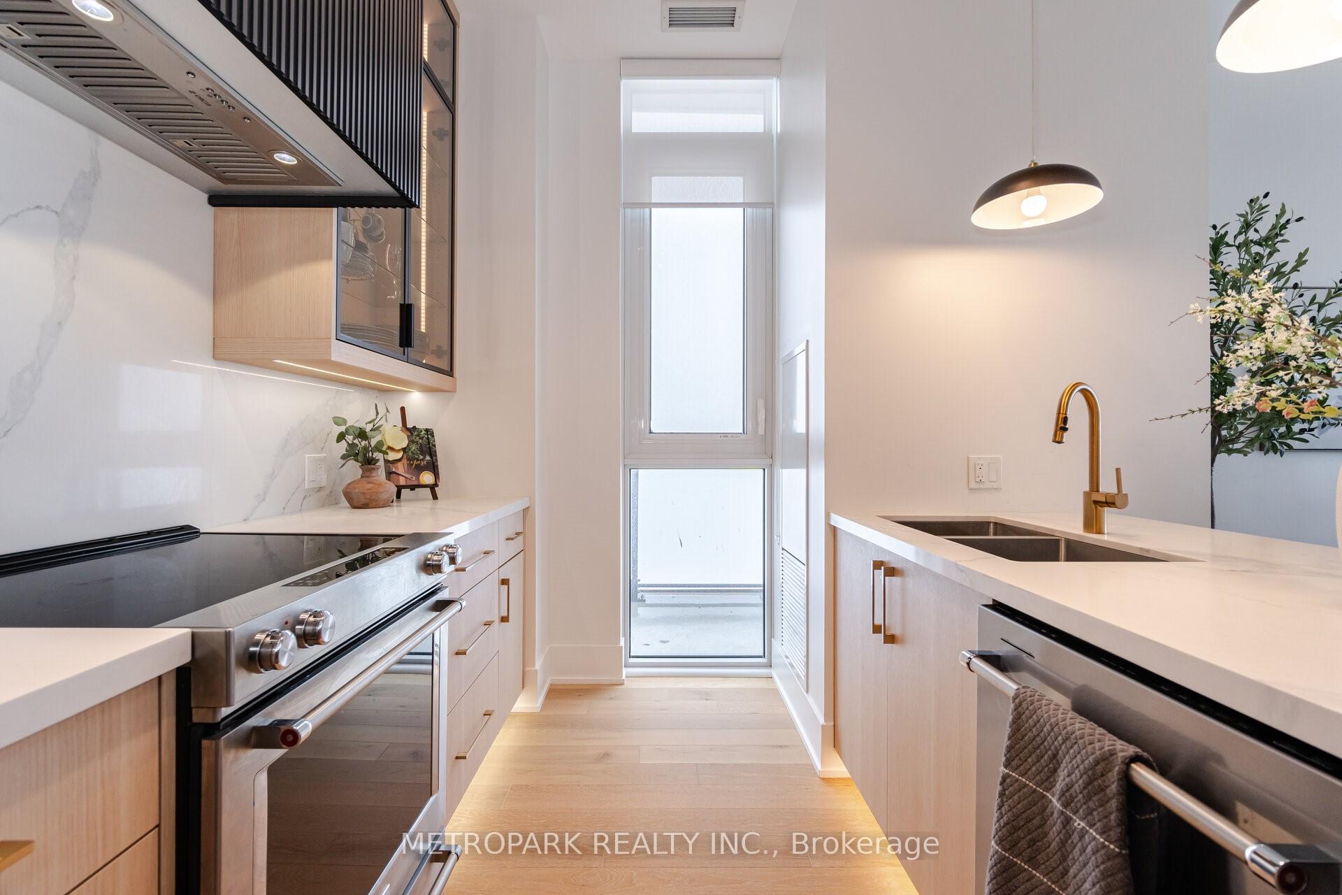 Photo 9 of Unit Ph215, 9000 Jane Street, Vaughan, Concord — HOMEH