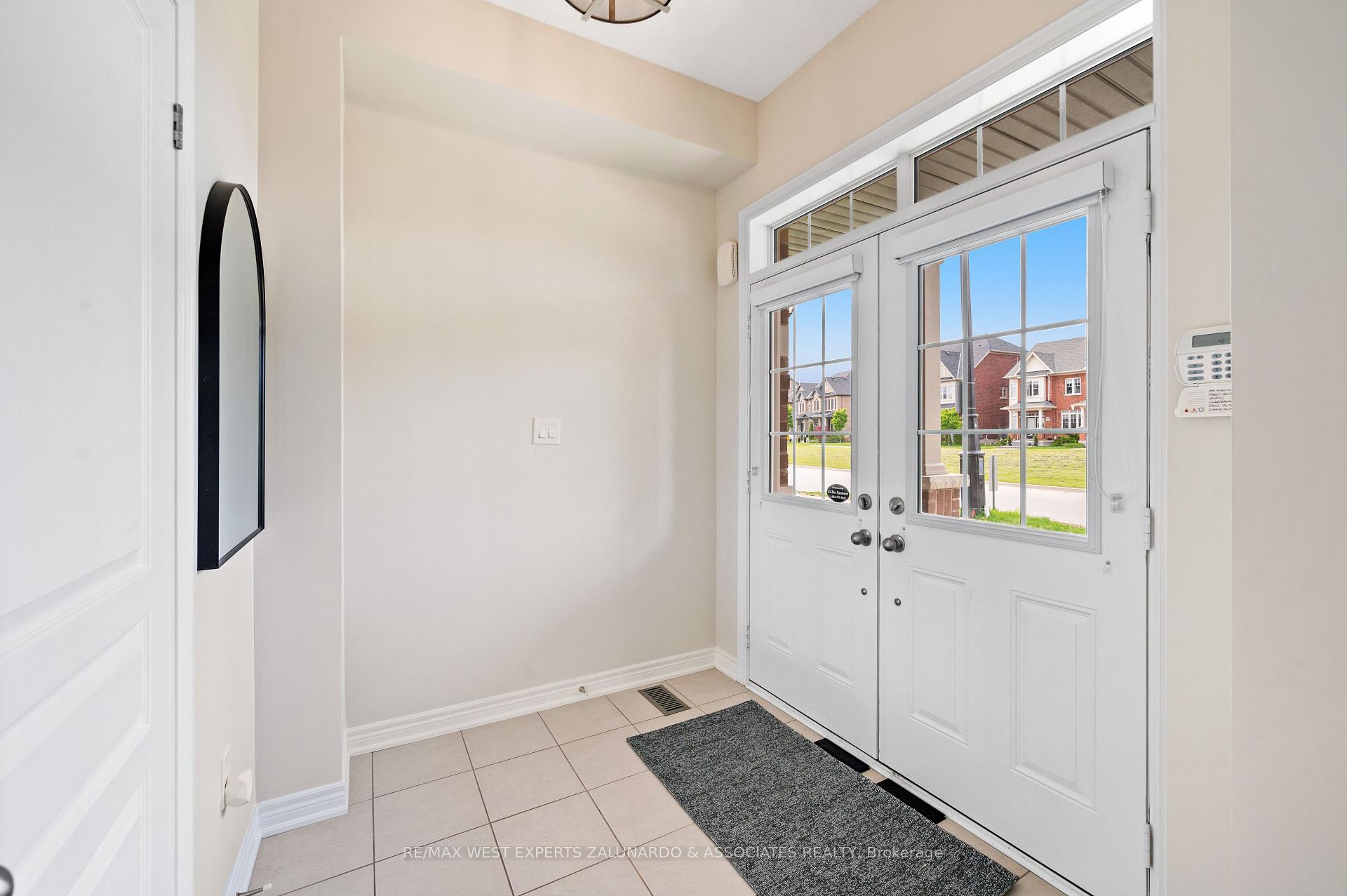Photo 5 of 51 East's Corners Boulevard, Vaughan, Kleinburg — HOMEH