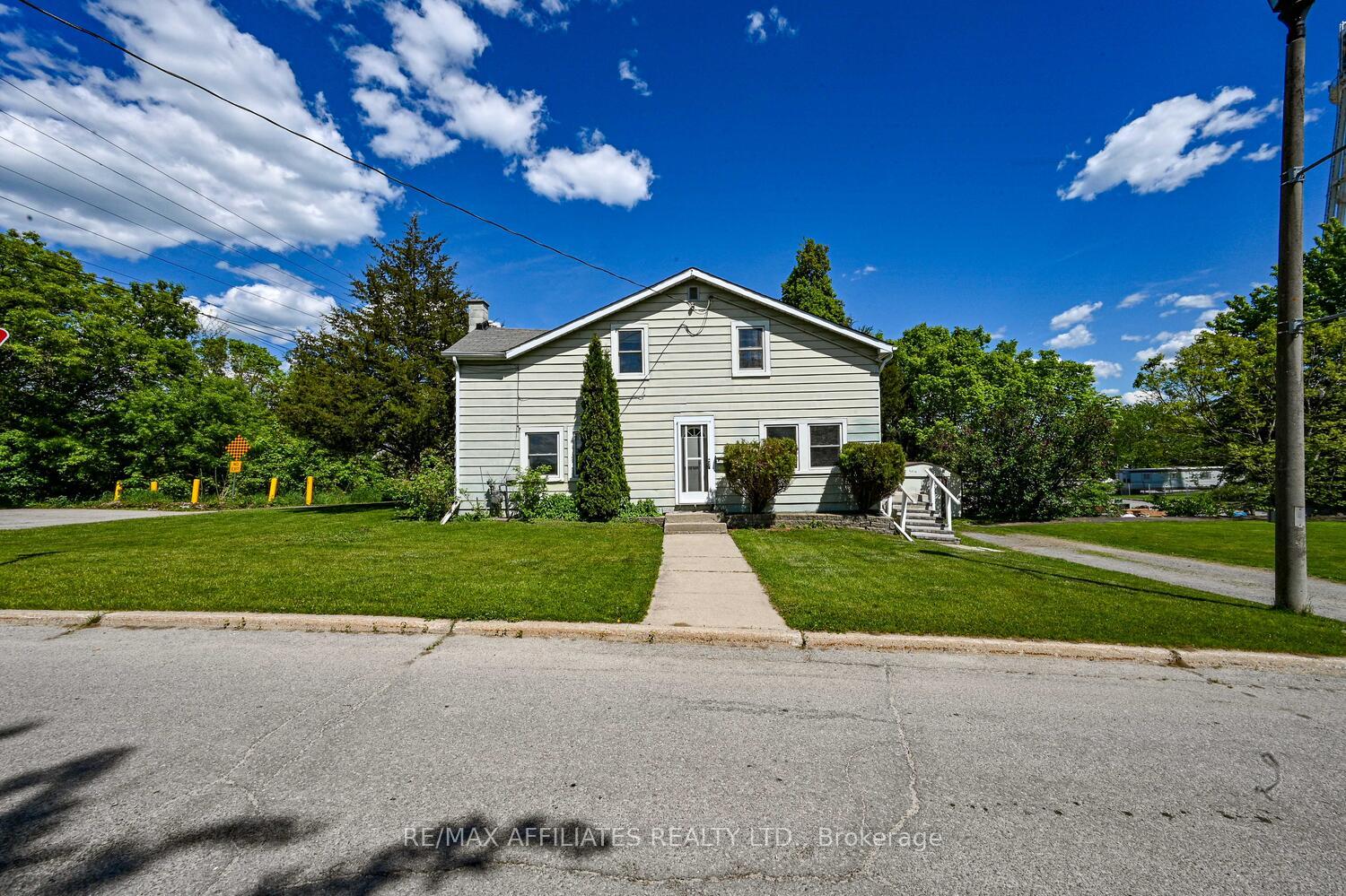 Photo 2 of 5 Strathcona Street, Smiths Falls — HOMEH