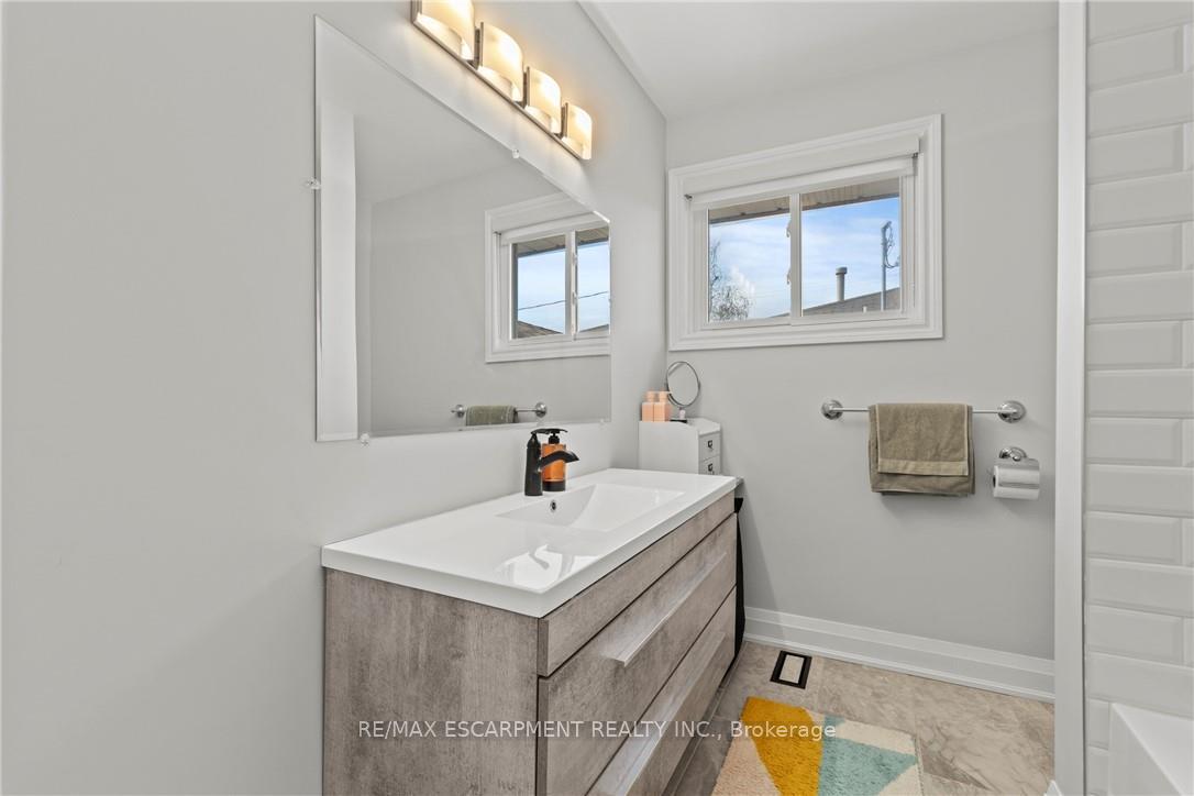 Photo 17 of 51 Moxley Drive, Hamilton, Lisgar — HOMEH