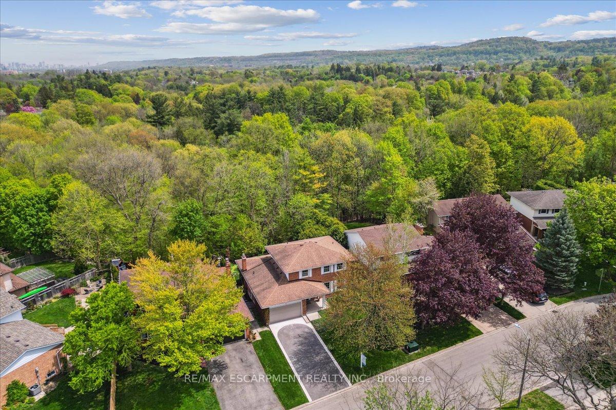 Photo 2 of 32 Highland Park Drive, Hamilton, Dundas — HOMEH