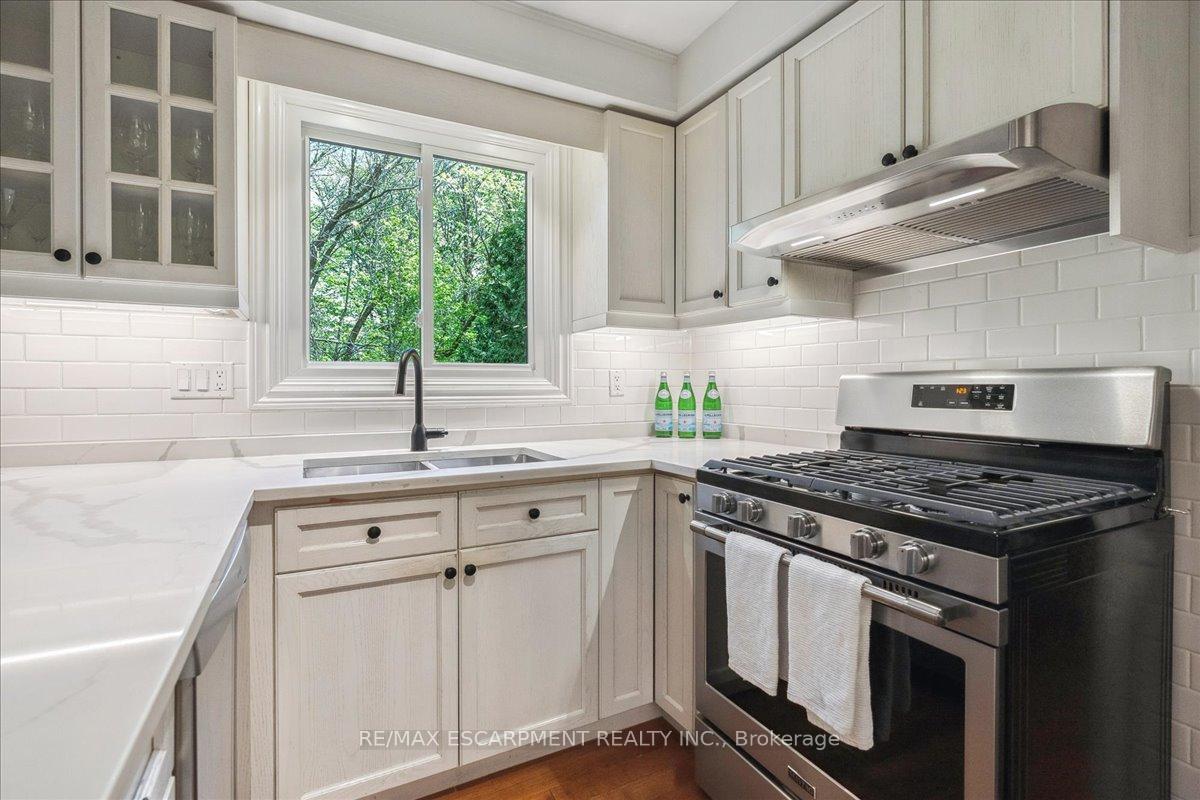 Photo 12 of 32 Highland Park Drive, Hamilton, Dundas — HOMEH