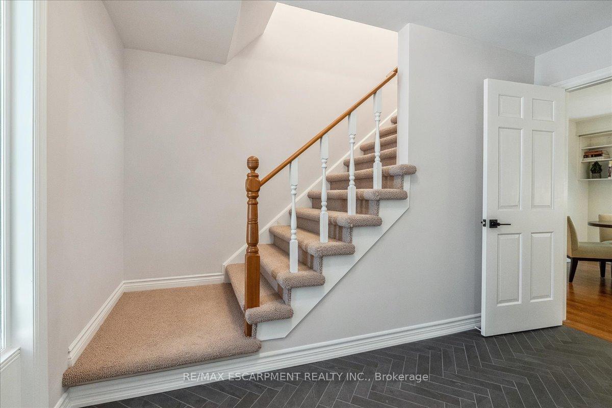Photo 16 of 32 Highland Park Drive, Hamilton, Dundas — HOMEH