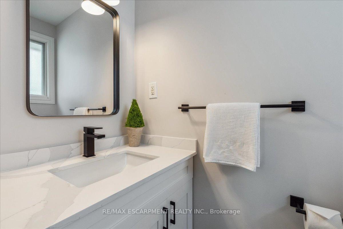 Photo 18 of 32 Highland Park Drive, Hamilton, Dundas — HOMEH