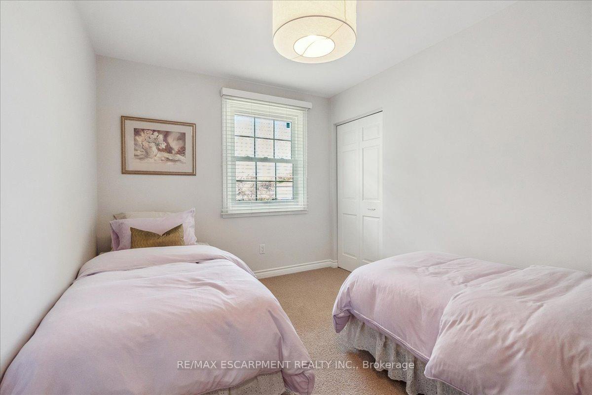 Photo 20 of 32 Highland Park Drive, Hamilton, Dundas — HOMEH