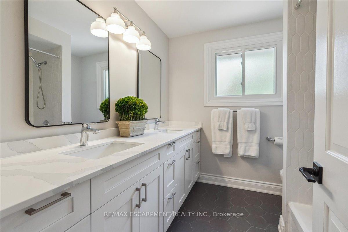 Photo 22 of 32 Highland Park Drive, Hamilton, Dundas — HOMEH