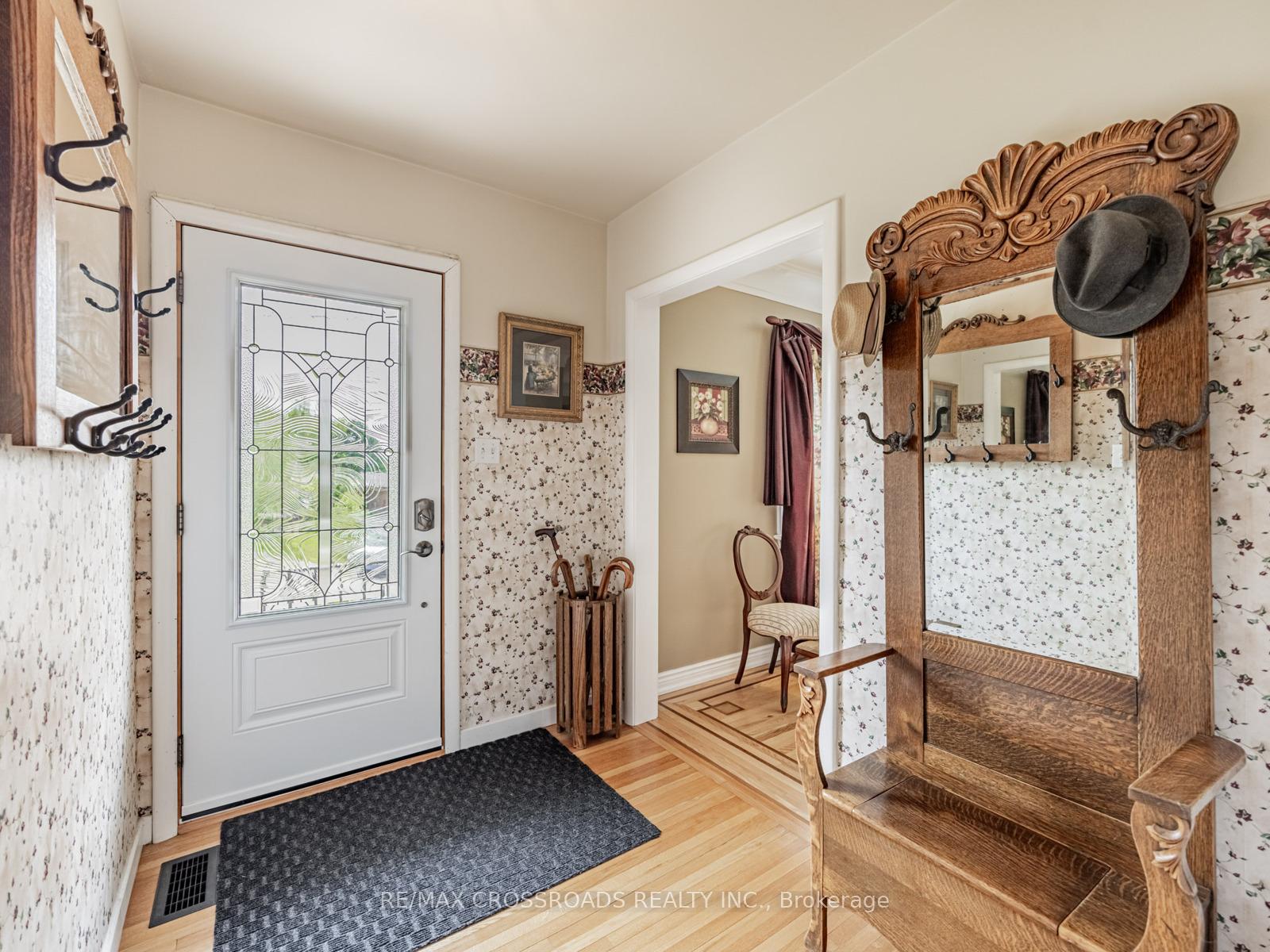 Photo 3 of 18 Underhill Avenue, Hamilton, Dundas — HOMEH