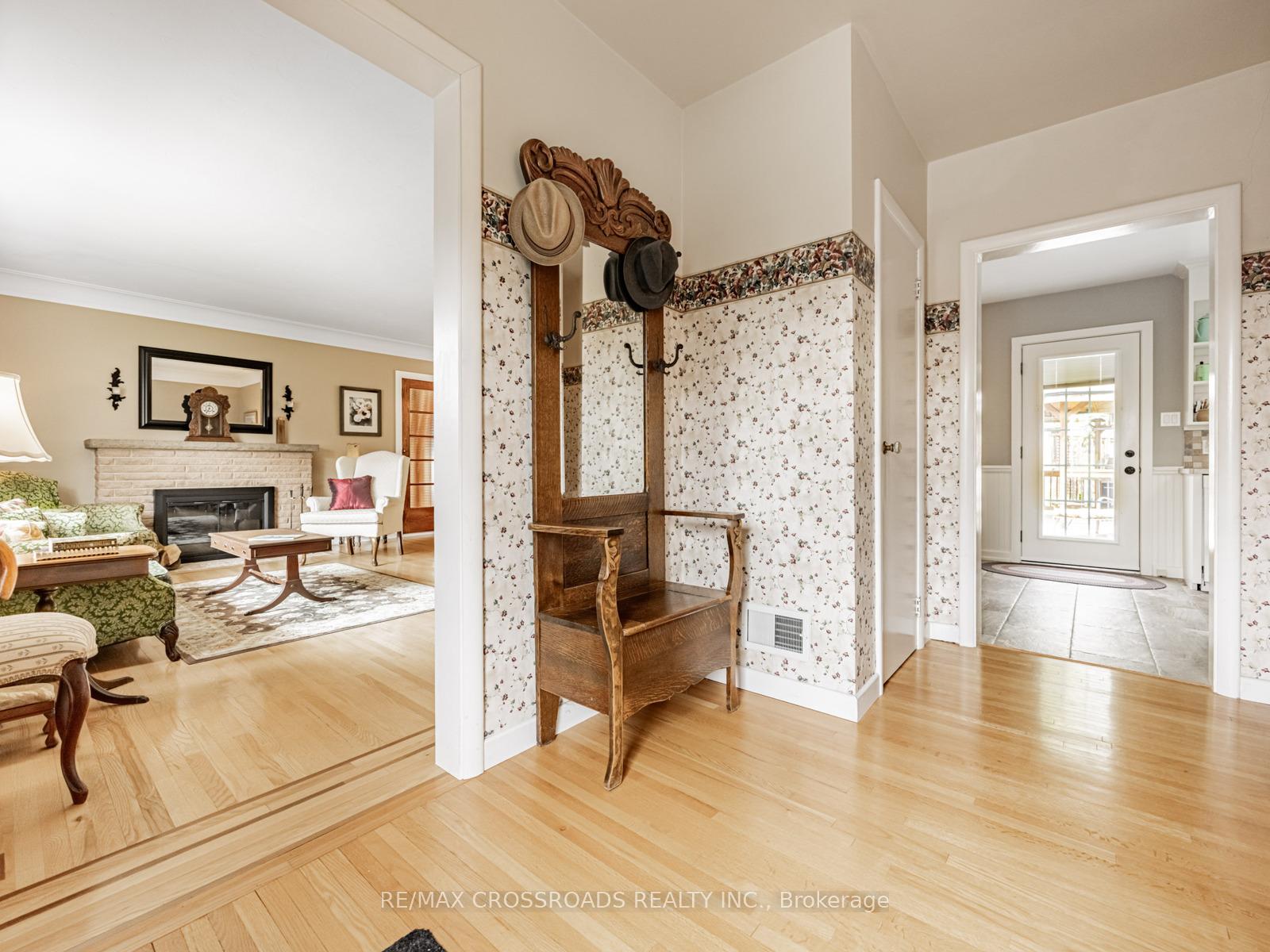Photo 4 of 18 Underhill Avenue, Hamilton, Dundas — HOMEH