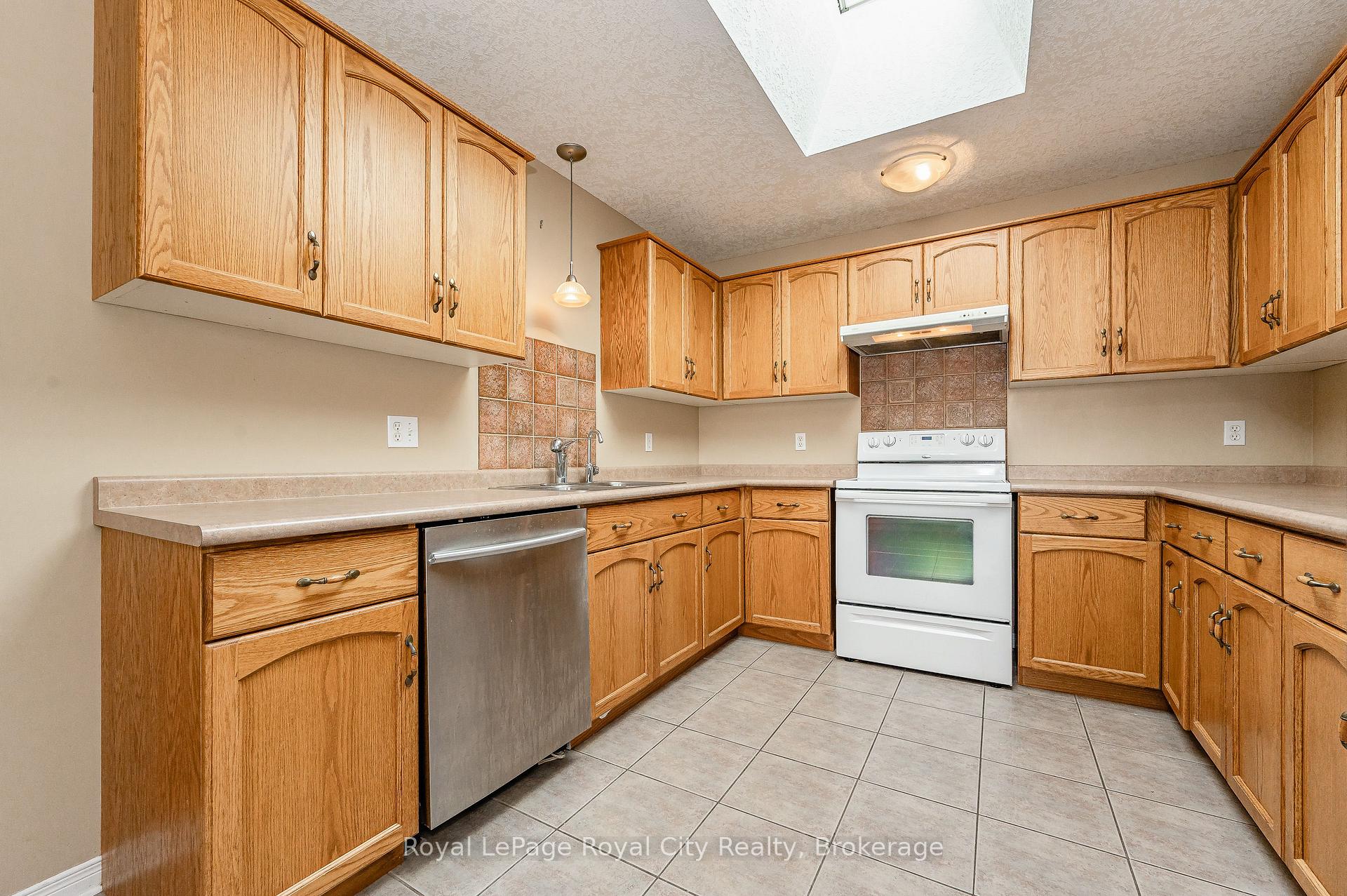 Photo 12 of 4 Bronwyn Place, Guelph, Willow West/Sugarbush/West Acres — HOMEH