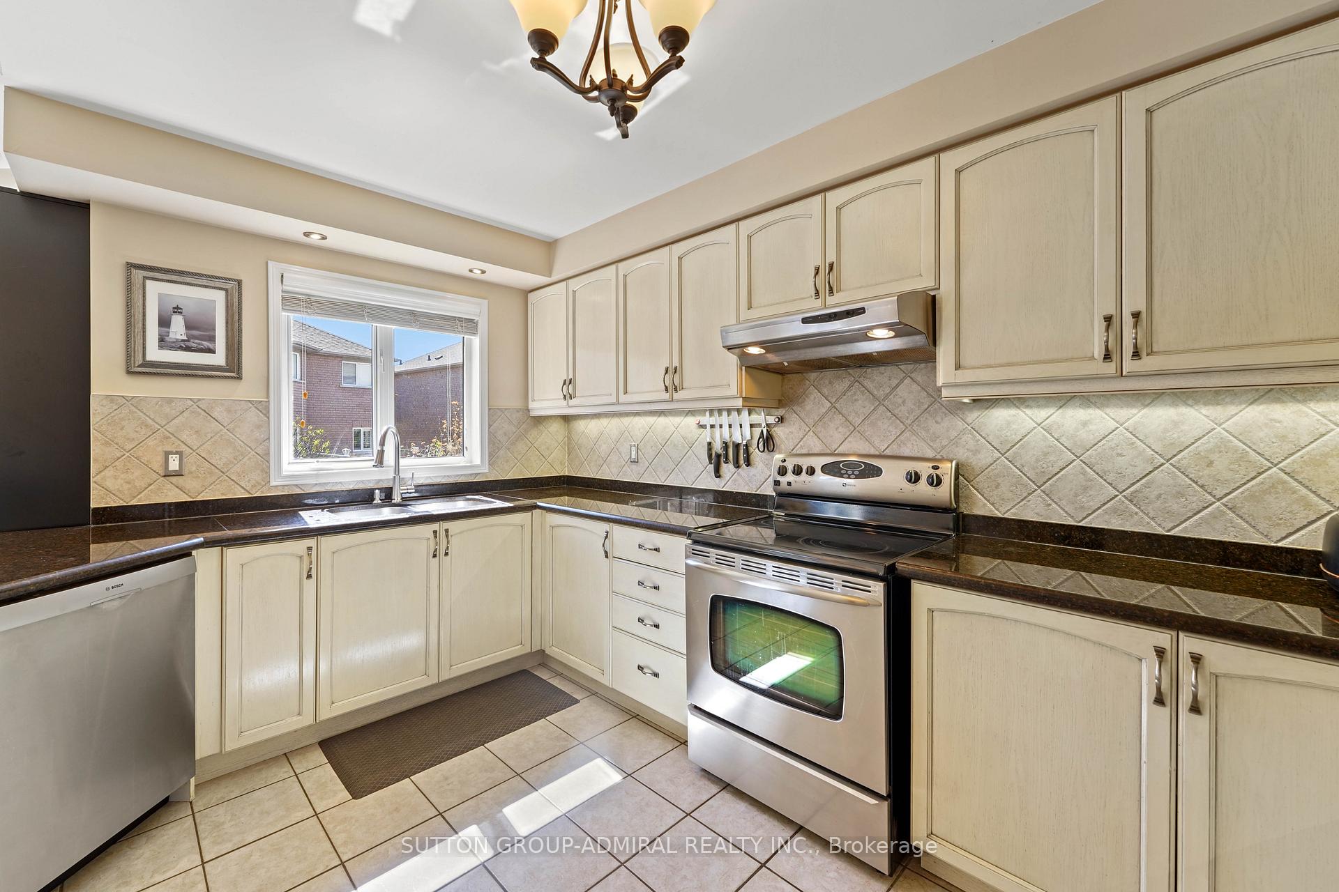 Photo 11 of 31 Panorama Crescent, Vaughan, Elder Mills — HOMEH