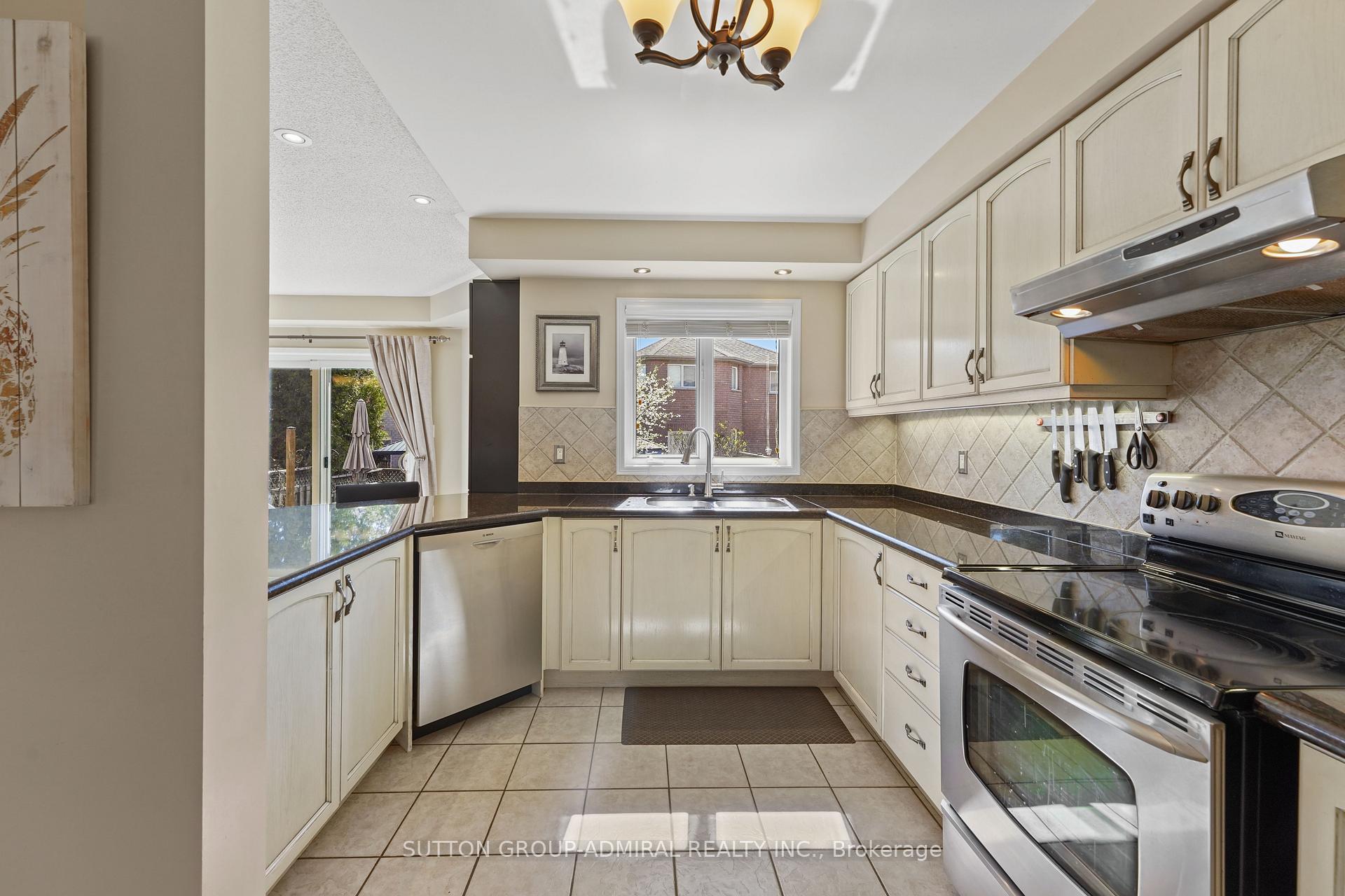 Photo 12 of 31 Panorama Crescent, Vaughan, Elder Mills — HOMEH