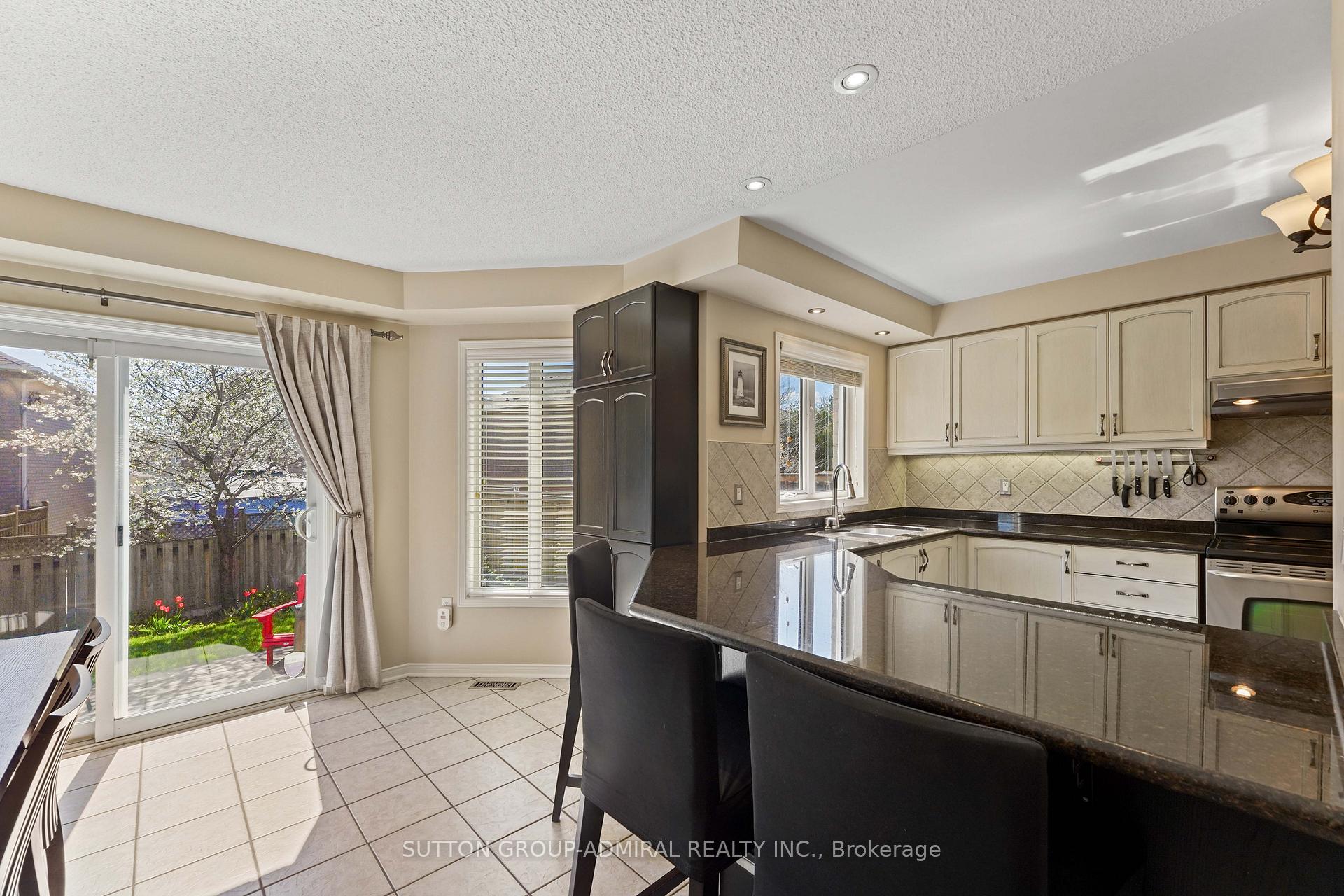 Photo 15 of 31 Panorama Crescent, Vaughan, Elder Mills — HOMEH
