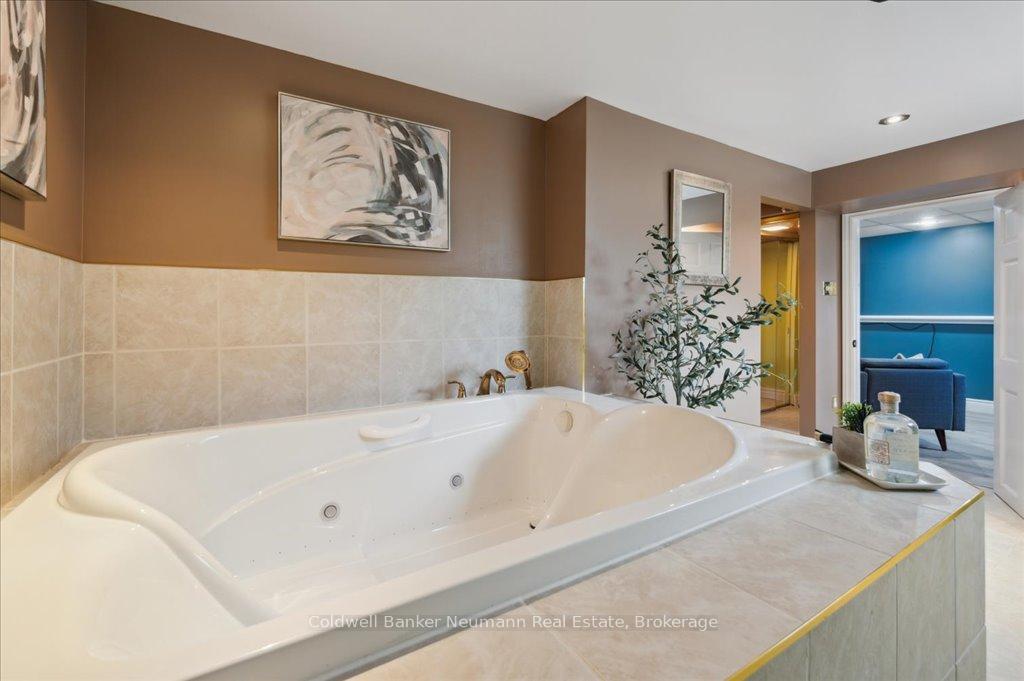 Photo 18 of 102 Barnicke Drive, Cambridge — HOMEH