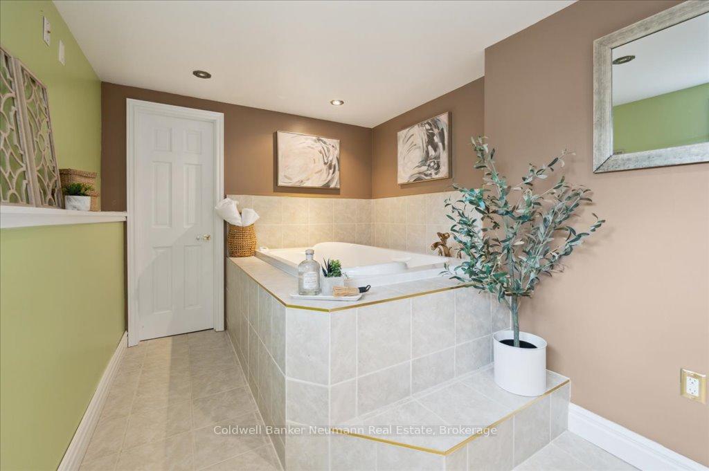 Photo 38 of 102 Barnicke Drive, Cambridge — HOMEH