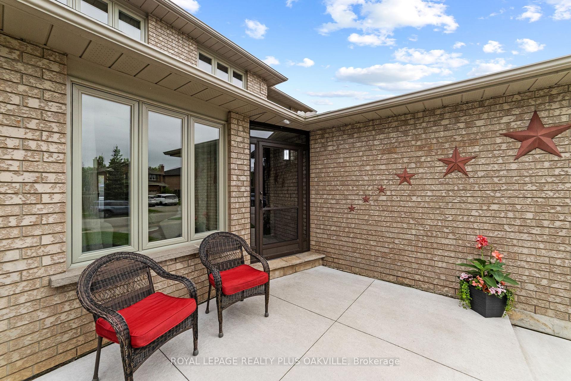 Photo 2 of 42 Fellowes Crescent, Hamilton, Waterdown — HOMEH