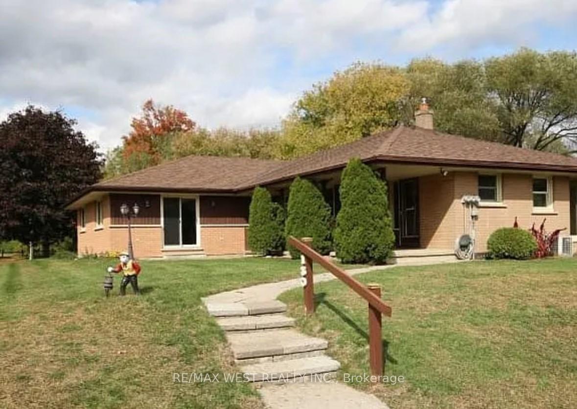 Photo 1 of 130 Cousins Drive E, Aurora, Aurora Heights — HOMEH
