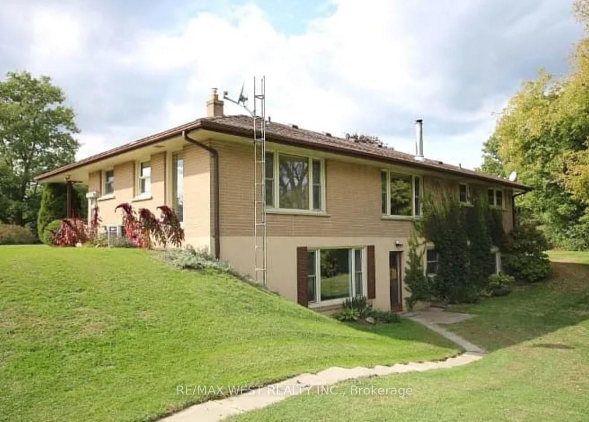 Photo 2 of 130 Cousins Drive E, Aurora, Aurora Heights — HOMEH