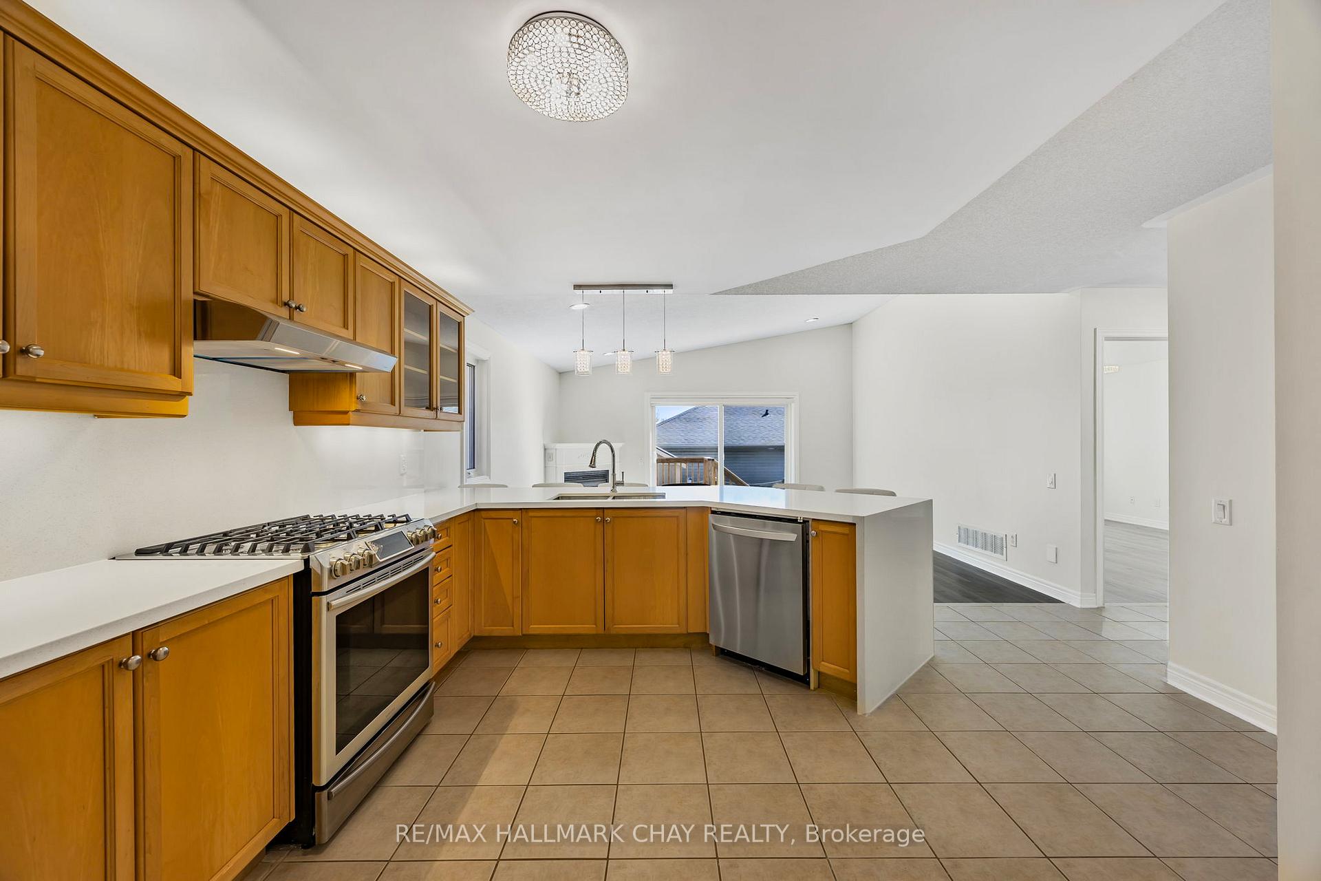 Photo 10 of 3 Duval Drive, Barrie, East Bayfield — HOMEH